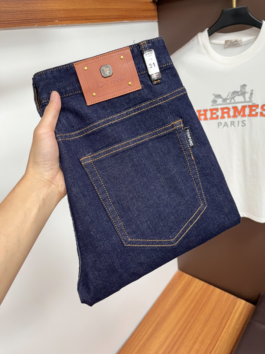 NO:524276,TF's latest summer jeans are stress-free when entering and leaving the store. Hot-selling counters. Taste and value are shared. They are very comfortable to wear. Low-key and luxurious. They are very classy when worn. There is no need to say much about the style and cutting of the pants. The upper body is exquisite and vivid. The true first-class quality is a truly palace-grade casual pants, which are made of Turkish cotton, and produce the most famous tannin cloth. The quality is excellent. The pants are soft after heavy washing. The straight-footed style is not picky. The upper body is absolutely stylish. QD25 Extremely luxurious!  Size 29-38,,tom ford,jeans,alexander wang19860909TF 年夏季最新品牛仔裤出入专卖店无压力 专柜热销款 品味与价值共享 身穿着非常舒适 低调不失奢华 穿出去非常有档次,裤型款式和裁剪亦无需多言 上身精致跃然.真正一等一顶级质料 真正殿堂级的休闲裤,选用土耳其的棉花 生产出最有名的单宁布 品质卓然 经过重水洗使得裤子很柔软 直脚的版型 不挑人 上身绝对的有型 QD25 极度奢华！尺码29-38,,tom ford,jeans,alexander wang,Men's clothing