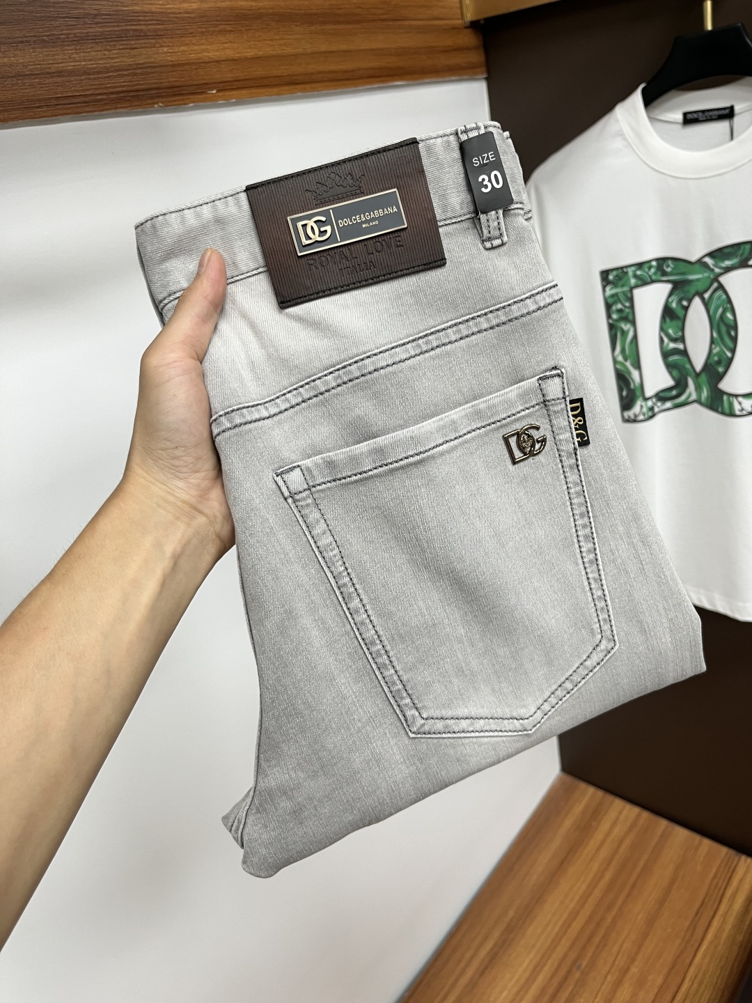 NO:524278,DG's latest summer jeans are stress-free when entering and leaving the store. Hot-selling counters. Taste and value are shared. They are very comfortable to wear. Low-key and luxurious. They are very classy when worn. There is no need to say much about the style and cutting of the pants. The upper body is exquisite and vivid. The true first-class quality is a truly palace-grade casual pants, which are made of Turkish cotton, and produce the most famous tannin cloth. The quality is excellent. The pants are soft after heavy washing. The straight-footed style is not picky. The upper body is absolutely stylish. QD25 Extremely luxurious!  Size 29-38, jeans,alexander wang19860909DG 年夏季最新品牛仔裤出入专卖店无压力 专柜热销款 品味与价值共享 身穿着非常舒适 低调不失奢华 穿出去非常有档次,裤型款式和裁剪亦无需多言 上身精致跃然.真正一等一顶级质料 真正殿堂级的休闲裤,选用土耳其的棉花 生产出最有名的单宁布 品质卓然 经过重水洗使得裤子很柔软 直脚的版型 不挑人 上身绝对的有型 QD25 极度奢华！尺码29-38,,jeans,alexander wang,Men's clothing