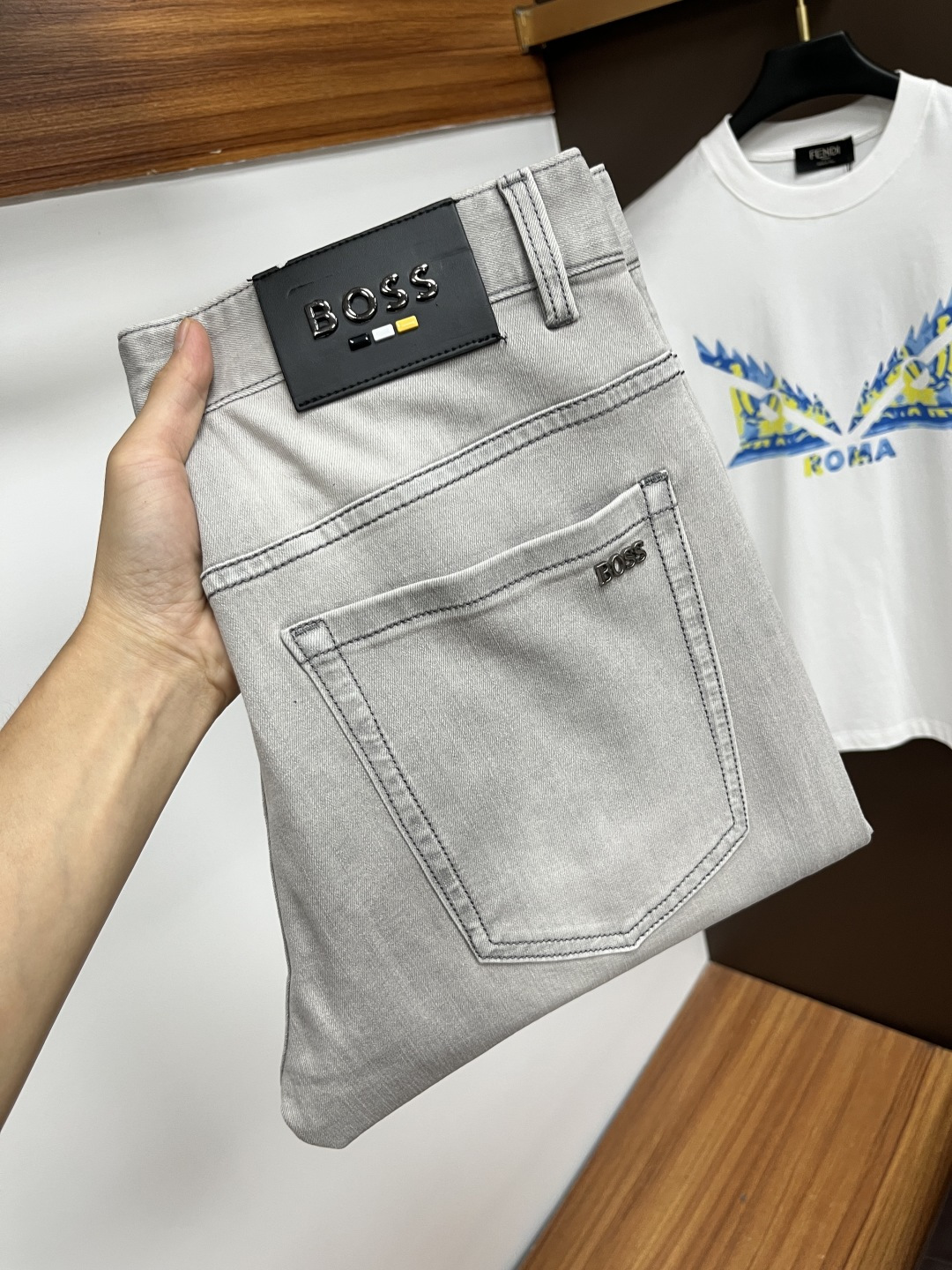 NO:524280,The latest jeans in the summer of the BOSS are stress-free when entering and leaving the store. Hot-selling counters. Taste and value are shared. They are very comfortable to wear. Low-key and luxurious. They are very classy when worn. There is no need to say much about the style and cutting of the pants. The upper body is exquisite and vivid. The true first-class quality is a truly palace-grade casual pants, which are made of Turkish cotton, and produce the most famous tannin cloth. The quality is excellent. The pants are soft after heavy washing. The straight-footed style is not picky. The upper body is absolutely stylish. QD25 Extremely luxurious!  Size 29-38, jeans,alexander wang19860909BOSS 年夏季最新品牛仔裤出入专卖店无压力 专柜热销款 品味与价值共享 身穿着非常舒适 低调不失奢华 穿出去非常有档次,裤型款式和裁剪亦无需多言 上身精致跃然.真正一等一顶级质料 真正殿堂级的休闲裤,选用土耳其的棉花 生产出最有名的单宁布 品质卓然 经过重水洗使得裤子很柔软 直脚的版型 不挑人 上身绝对的有型 QD25 极度奢华！尺码29-38,,jeans,alexander wang,Men's clothing