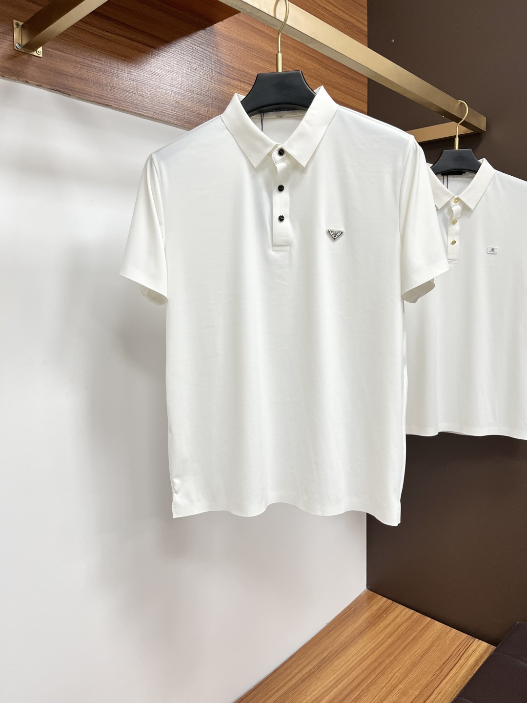 NO:527520,Prada's new lapel Polo trading company has a wide range of channels and is available on the official website!  The classic casual shirt is matched with a unique design, simple, clean, classic and fashionable style design, which is a versatile style that can be switched at will. The fabric feels soft and delicate, and is extremely moisture-absorbing and breathable. It is comfortable to wear close to the body and skin-friendly. You can wear it alone or as a coat to wear it. The versatile performance of ZX is beyond your imagination!  The top of the ready-to-wear is simple and fashionable without losing its elegance!  Code number M-4XL, prada, jackets & coats,shirts,alexander wang19860909普拉达 新款翻领Polo 贸易公司渠道稀出,领先官网发售！经典休闲衬衫搭配独特的设计,简洁干净、经典时髦的版型设计,属于可随意切换风格的百搭款式,面料手感软糯细腻,极具吸湿透气性,贴身着穿亲肤舒适,即可单穿内搭、也可用来作为外套着穿搭配,ZX其百搭性能超乎你的想象！成衣上身简约时髦又不失优雅感！码数M-4XL,,prada,jackets & coats,shirts,alexander wang,Men's clothing