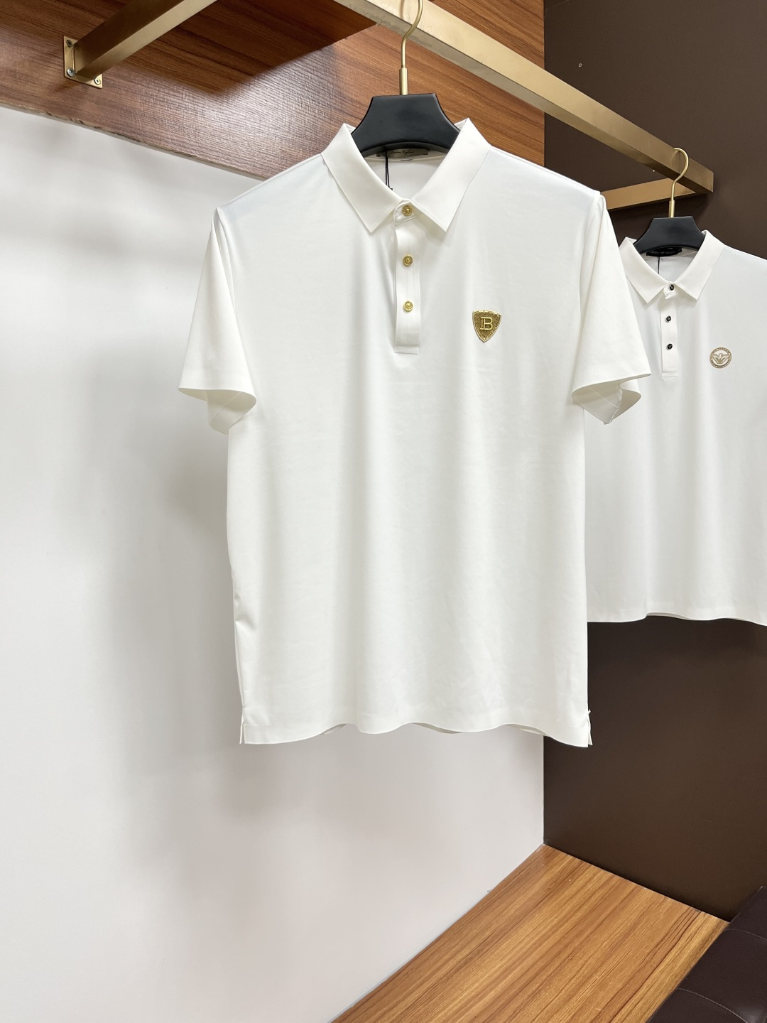 NO:527525,Burberry's new lapel Polo trading company has a wide range of channels and is available on the official website!  The classic casual shirt is matched with a unique design, simple, clean, classic and fashionable style design, which is a versatile style that can be switched at will. The fabric feels soft and delicate, and is extremely moisture-absorbing and breathable. It is comfortable to wear close to the body and skin-friendly. You can wear it alone or as a coat to wear it. The versatile performance of ZX is beyond your imagination!  The top of the ready-to-wear is simple and fashionable without losing its elegance!  Code number M-4XL, burberry, jackets & coats,shirts,alexander wang19860909巴宝莉 新款翻领Polo 贸易公司渠道稀出,领先官网发售！经典休闲衬衫搭配独特的设计,简洁干净、经典时髦的版型设计,属于可随意切换风格的百搭款式,面料手感软糯细腻,极具吸湿透气性,贴身着穿亲肤舒适,即可单穿内搭、也可用来作为外套着穿搭配,ZX其百搭性能超乎你的想象！成衣上身简约时髦又不失优雅感！码数M-4XL,,burberry,jackets & coats,shirts,alexander wang,Men's clothing