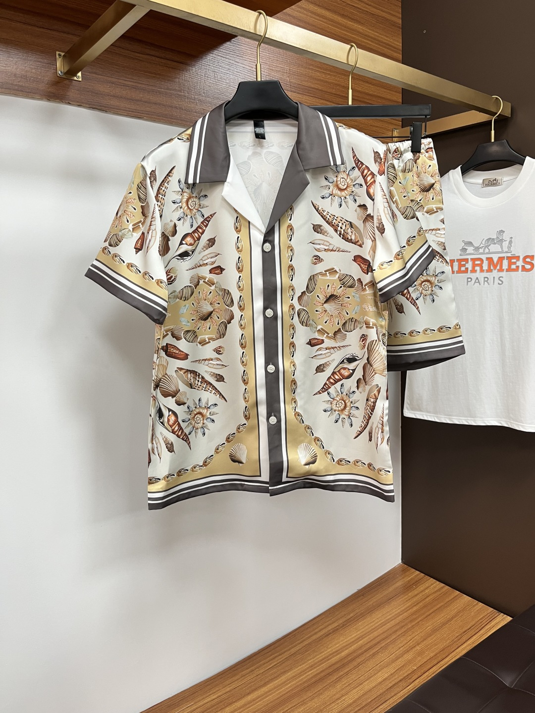 NO:531788,Dior couples styles are not only home clothes, they can be worn when going out. New summer styles, home clothes, short sleeves, shorts, suits, Korean high-end custom ice silk fabrics, breathable and comfortable, impeccable details, brand elements design concept, reflecting high quality. The feel is delicate and soft!  It is casually cut, with a great upper body style!  Number of code M-3XL Please report height and weight by placing an order, dior, shorts, T-shirt, alexander wang19860909迪奥 情侣款 不仅仅是家居服 外出也能穿 夏季新款 家居服 短袖 短裤 套装,专柜韩国高级定制冰丝面料 透气舒适度高,细节无可挑剔,品牌元素设计理念,体现高品质.手感细腻柔软！呈现休闲裁剪,上身版型超赞！码数M-3XL 下单请报身高体重,,dior,shorts,T-shirt,alexander wang,Men's clothing