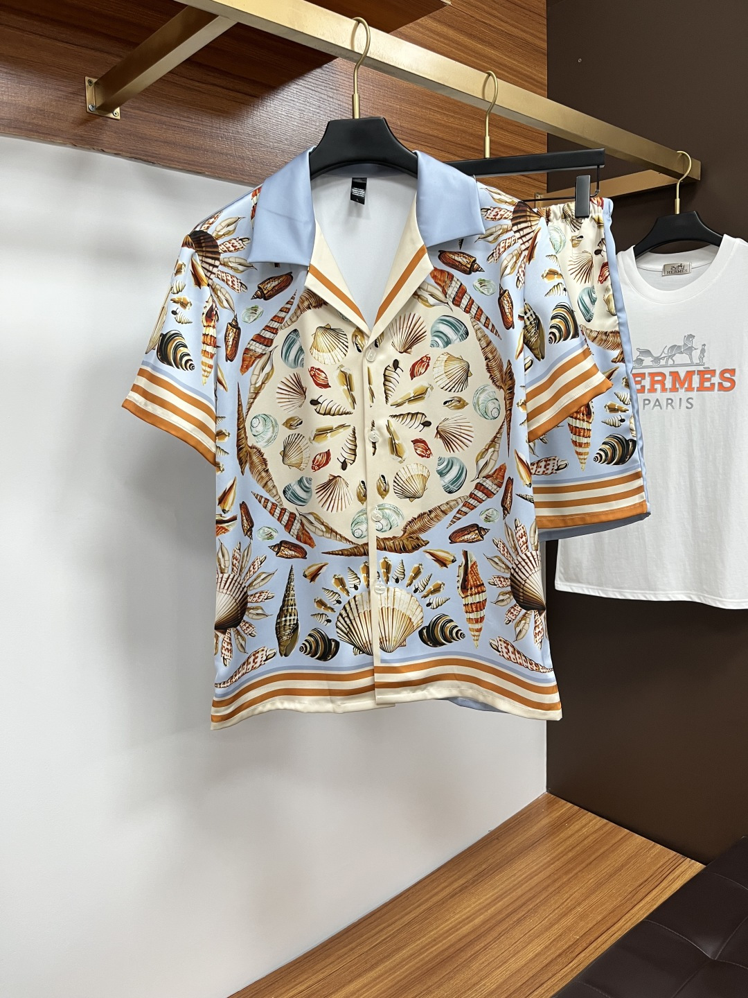 NO:531789,DG couples style is not only home clothes, you can wear them when you go out. New summer styles, home clothes, short sleeves, shorts, suits, Korean high-end custom ice silk fabrics, breathable and comfortable, impeccable details, brand elements design concept, reflecting high quality. The feel is delicate and soft!  It is casually cut, with a great upper body style!  Number of code M-3XL Please report height and weight to place an order, shorts, T-shirt, alexander wang19860909DG 情侣款 不仅仅是家居服 外出也能穿 夏季新款 家居服 短袖 短裤 套装,专柜韩国高级定制冰丝面料 透气舒适度高,细节无可挑剔,品牌元素设计理念,体现高品质.手感细腻柔软！呈现休闲裁剪,上身版型超赞！码数M-3XL 下单请报身高体重,,shorts,T-shirt,alexander wang,Men's clothing