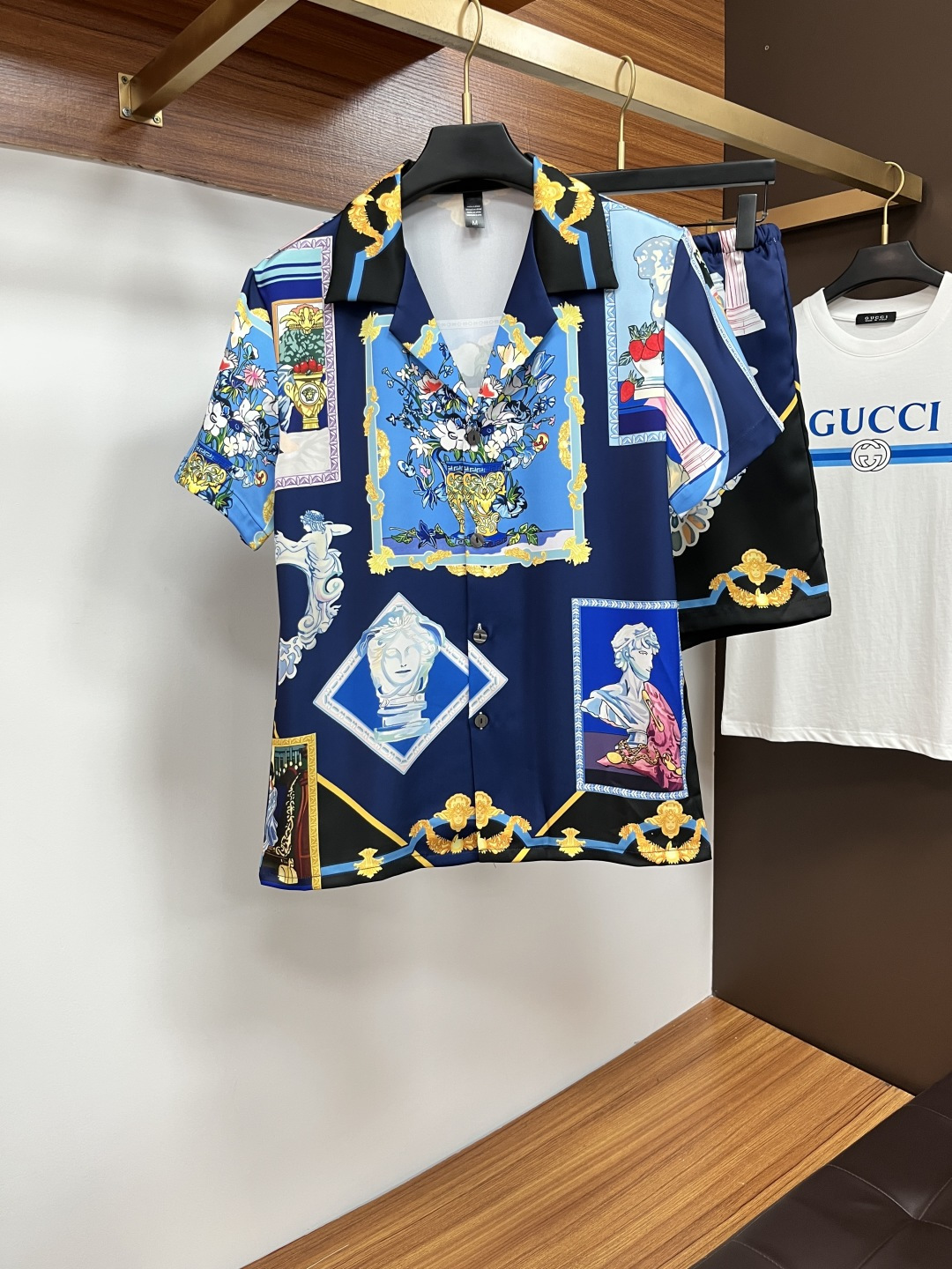 NO:537227,Versace couples style not only home clothes, you can wear them when you go out. 2025 summer new style home clothes, short sleeves, shorts suits, counter Korean high-end custom ice silk fabrics, breathable and comfortable, impeccable details, brand elements design concept, reflecting high quality. The feel is delicate and soft!  It is casually cut, with a great upper body style!  Code M-3XL Please report height and weight by placing an order, versace, versace, shorts, T-shirt, alexander wang19860909Versace 范思哲 情侣款 不仅仅是家居服 外出也能穿 2025夏季新款 家居服 短袖 短裤 套装,专柜韩国高级定制冰丝面料 透气舒适度高,细节无可挑剔,品牌元素设计理念,体现高品质.手感细腻柔软！呈现休闲裁剪,上身版型超赞！码数M-3XL 下单请报身高体重,,versace,versace,shorts,T-shirt,alexander wang,Men's clothing