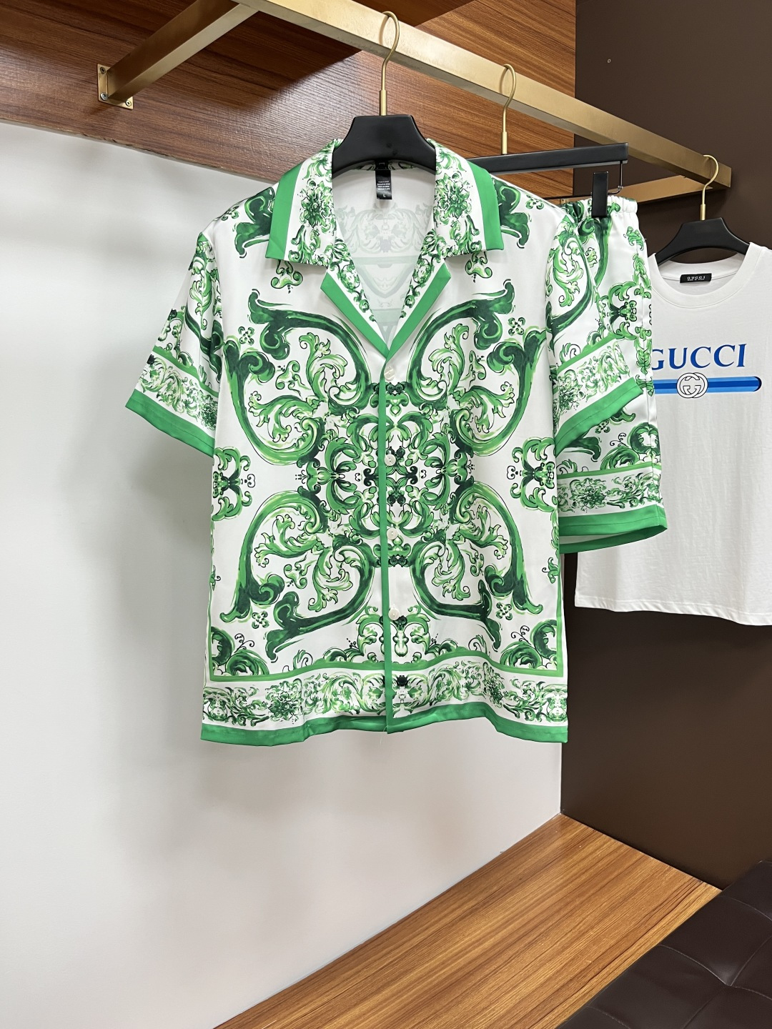 NO:531790,Versace couples style not only home clothes, you can wear them when you go out. New summer styles Home clothes, short sleeves, shorts suits, Korean high-end custom ice silk fabrics, breathable and comfortable, impeccable details, brand elements design concept, reflect high quality. The feel is delicate and soft!  It is casually cut, with a great upper body style!  Code M-3XL Please report height and weight by placing an order, versace, versace, shorts, T-shirt, alexander wang19860909Versace 范思哲 情侣款 不仅仅是家居服 外出也能穿 夏季新款 家居服 短袖 短裤 套装,专柜韩国高级定制冰丝面料 透气舒适度高,细节无可挑剔,品牌元素设计理念,体现高品质.手感细腻柔软！呈现休闲裁剪,上身版型超赞！码数M-3XL 下单请报身高体重,,versace,versace,shorts,T-shirt,alexander wang,Men's clothing