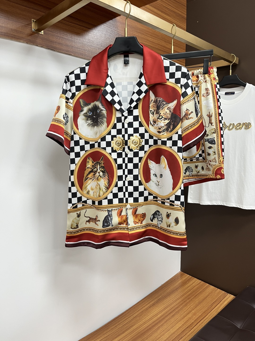 NO:531791,LV couples style, not only home clothes, can be worn when going out, new summer style, home clothes, short sleeves, shorts, suits, Korean high-end custom ice silk fabric, breathable and comfortable, impeccable details, brand elements design concept, reflecting high quality. The feel is delicate and soft!  It is casually cut, with a great upper body style!  Number of code M-3XL Please report height and weight to place an order, louis vuitton, shorts, T-shirt, alexander wang19860909LV 情侣款 不仅仅是家居服 外出也能穿 夏季新款 家居服 短袖 短裤 套装,专柜韩国高级定制冰丝面料 透气舒适度高,细节无可挑剔,品牌元素设计理念,体现高品质.手感细腻柔软！呈现休闲裁剪,上身版型超赞！码数M-3XL 下单请报身高体重,,louis vuitton,shorts,T-shirt,alexander wang,Men's clothing