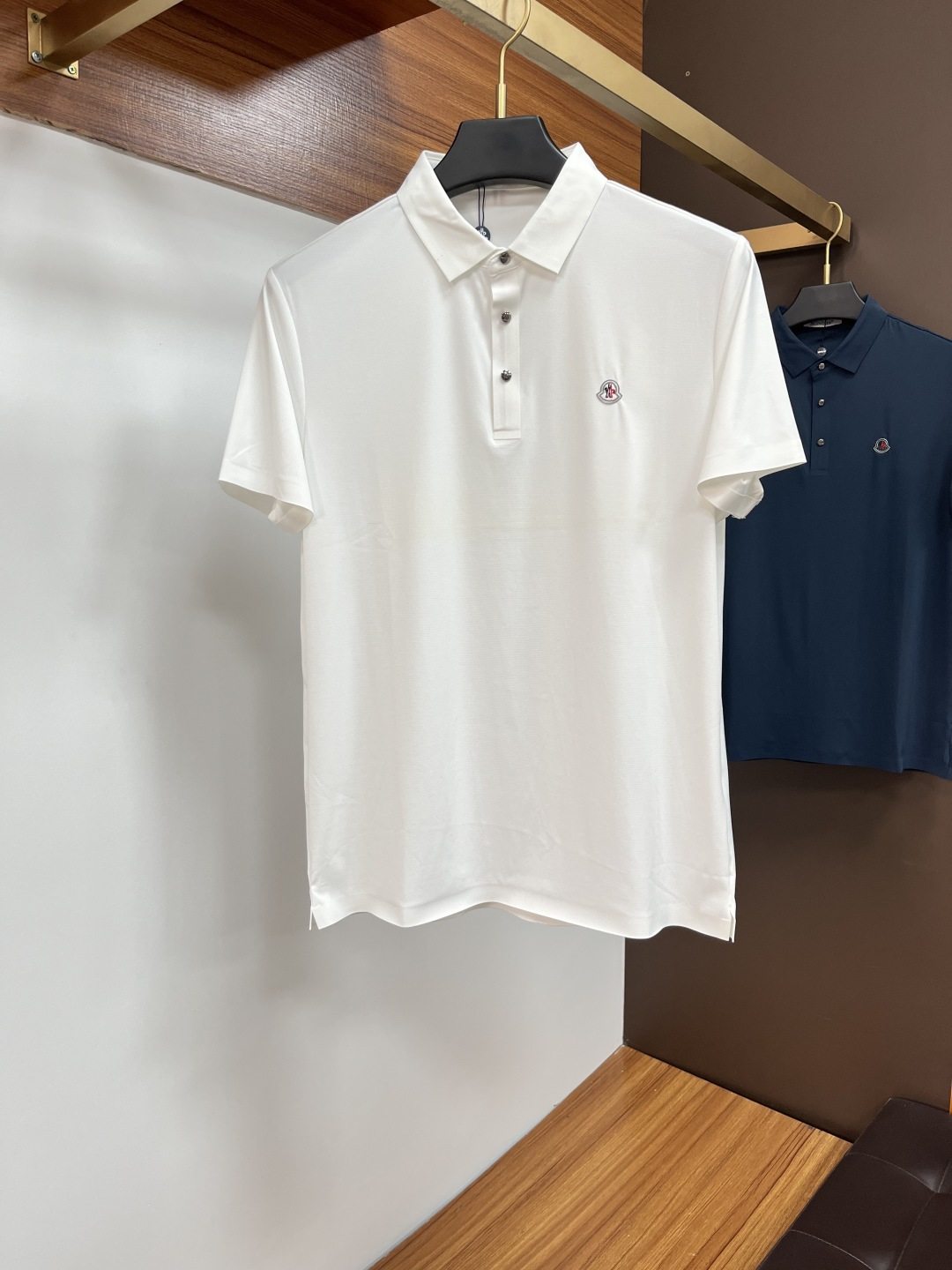 NO:539166,The classic Polo collar design of the spring and summer 2025 spring and summer, matched with simple single-breasted lines, neat and smooth lines, cleverly modifying the neck lines, showing elegant and gentlemanly style. The exquisite brand logo on the left chest adopts traceless pressing process, delicate and flat, and reveals luxurious texture in low-key, showing the brand's ingenuity and quality pursuit in the subtleties. Selected high-quality fabrics, soft and smooth, with good breathability, and comfortable and comfortable wearing. Whether it is to wear casual trousers to show professionalism and ability; or to combine with jeans to create a daily look to create a relaxed and comfortable atmosphere, it can be perfectly adapted. ZJ helps you interpret diverse styles with a calm attitude and show your unique taste. Size M-4XL, Moncler, jeans, alexander wang19860909蒙口 2025春夏经典的Polo领设计,搭配简洁的单排扣,线条利落流畅,巧妙修饰颈部线条,彰显优雅绅士格调.左胸处精致的品牌标识,采用无痕压胶工艺,细腻而平整,低调间流露奢华质感,于细微之处展现品牌匠心与品质追求. 精选优质面料,触感柔软顺滑,透气性佳,穿着舒适自在.无论是搭配休闲西裤出席商务场合,展现专业干练；还是与牛仔裤组合打造日常造型,营造轻松惬意氛围,它都能完美适配,ZJ助你以从容姿态诠释多样风格,尽显独特品味. 尺码M-4XL,,Moncler,jeans,alexander wang,Men's clothing