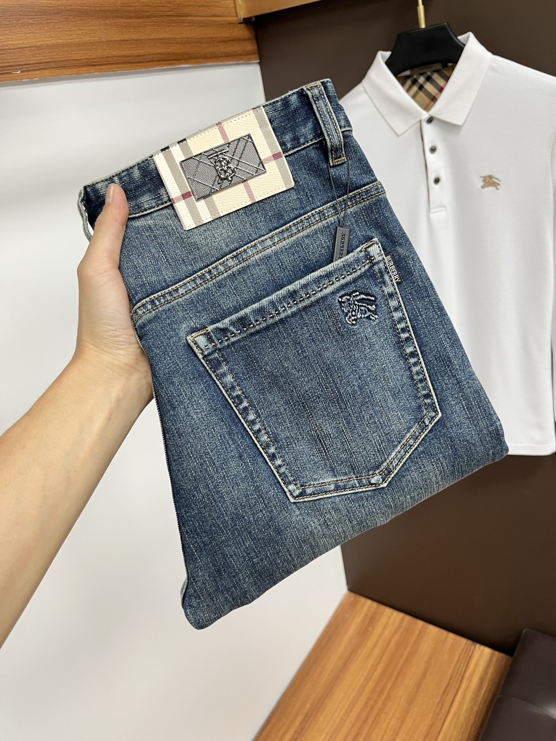 NO:571748,Burberry [2025 Autumn New Product] European Station Men's Business Casual Jeans When business meets leisure, when classics collide with fashion, in the autumn of 2025, we bring you new European station men's business casual jeans!  Selected high-quality fabrics are soft, comfortable, and highly breathable, allowing you to stay fresh and comfortable during a busy workday. The design is simple yet stylish, perfectly blending business and leisure elements. Whether it is the office or a weekend party, you can easily control it and show your unique taste. Meet your dressing needs for different occasions and rejuvenate your wardrobe. QDK  Slim tailoring fits the body shape, highlighting a man's erectness and confidence. The details show ingenuity, and every stitch is carefully polished to ensure both quality and comfort. Sizes 29-40,, burberry, jeans, alexander wang19860909巴宝莉【2025秋季新品】欧洲站男士商务休闲牛仔裤 当商务遇上休闲,当经典碰撞时尚,2025年秋季,我们为您带来全新欧洲站男士商务休闲牛仔裤！ 精选高品质面料,柔软舒适,透气性极佳,让您在繁忙的工作日中依然保持清爽与自在. 设计简约而不失格调,完美融合商务与休闲元素,无论是办公室还是周末聚会,都能轻松驾驭,展现您的独特品味. 满足您不同场合的穿搭需求,让您的衣橱焕发新生.QDK 修身剪裁,贴合身形,凸显男士的挺拔与自信.细节之处彰显匠心,每一个针脚都经过精心打磨,确保品质与舒适并存. 尺码29-40,,burberry,jeans,alexander wang,Men's clothing