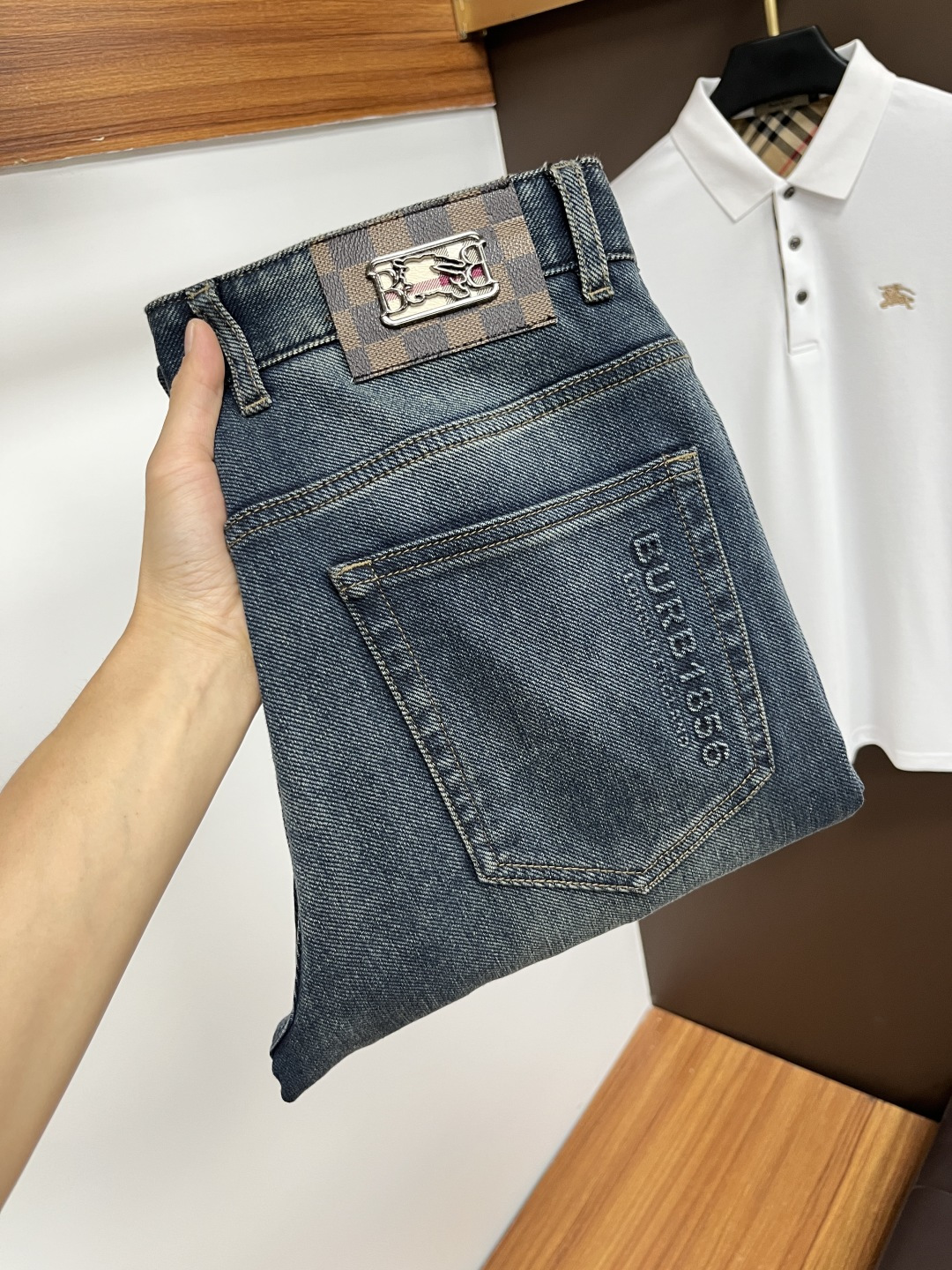 NO:531793,Burberry [New autumn products] European station men's business casual jeans When business meets casual, when classic collides fashion, in autumn, we bring you a brand new European station men's business casual jeans!  Selected high-quality fabrics, soft and comfortable, and breathable, allowing you to remain refreshing and comfortable during busy working days. The design is simple without losing style, perfectly blending business and leisure elements, whether in office or weekend parties, you can easily control it and show your unique taste. Meet your outfit needs in different occasions and make your wardrobe rejuvenate. QDK slim tailoring, fits your body, highlights the uprightness and confidence of men. The details show craftsmanship, and each stitch has been carefully polished to ensure quality and comfort coexist. Size 29-40, ,burberry,jeans,alexander wang19860909巴宝莉【秋季新品】欧洲站男士商务休闲牛仔裤 当商务遇上休闲,当经典碰撞时尚,年秋季,我们为您带来全新欧洲站男士商务休闲牛仔裤！ 精选高品质面料,柔软舒适,透气性极佳,让您在繁忙的工作日中依然保持清爽与自在. 设计简约而不失格调,完美融合商务与休闲元素,无论是办公室还是周末聚会,都能轻松驾驭,展现您的独特品味. 满足您不同场合的穿搭需求,让您的衣橱焕发新生.QDK 修身剪裁,贴合身形,凸显男士的挺拔与自信.细节之处彰显匠心,每一个针脚都经过精心打磨,确保品质与舒适并存. 尺码29-40,,burberry,jeans,alexander wang,Men's clothing