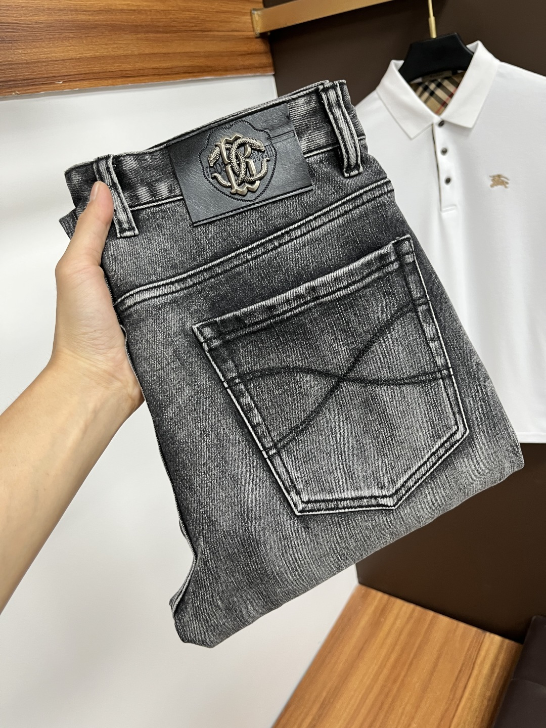 NO:531794,Cavalli [New autumn products] European station men's business casual jeans When business meets casual, when classic collides fashion, in autumn, we bring you a brand new European station men's business casual jeans!  Selected high-quality fabrics, soft and comfortable, and breathable, allowing you to remain refreshing and comfortable during busy working days. The design is simple without losing style, perfectly blending business and leisure elements, whether in office or weekend parties, you can easily control it and show your unique taste. Meet your outfit needs in different occasions and make your wardrobe rejuvenate. QDK slim tailoring, fits your body, highlights the uprightness and confidence of men. The details show ingenuity, and each stitch has been carefully polished to ensure quality and comfort coexist. Size 29-40,,jeans,alexander wang19860909卡沃利【秋季新品】欧洲站男士商务休闲牛仔裤 当商务遇上休闲,当经典碰撞时尚,年秋季,我们为您带来全新欧洲站男士商务休闲牛仔裤！ 精选高品质面料,柔软舒适,透气性极佳,让您在繁忙的工作日中依然保持清爽与自在. 设计简约而不失格调,完美融合商务与休闲元素,无论是办公室还是周末聚会,都能轻松驾驭,展现您的独特品味. 满足您不同场合的穿搭需求,让您的衣橱焕发新生.QDK 修身剪裁,贴合身形,凸显男士的挺拔与自信.细节之处彰显匠心,每一个针脚都经过精心打磨,确保品质与舒适并存. 尺码29-40,,jeans,alexander wang,Men's clothing