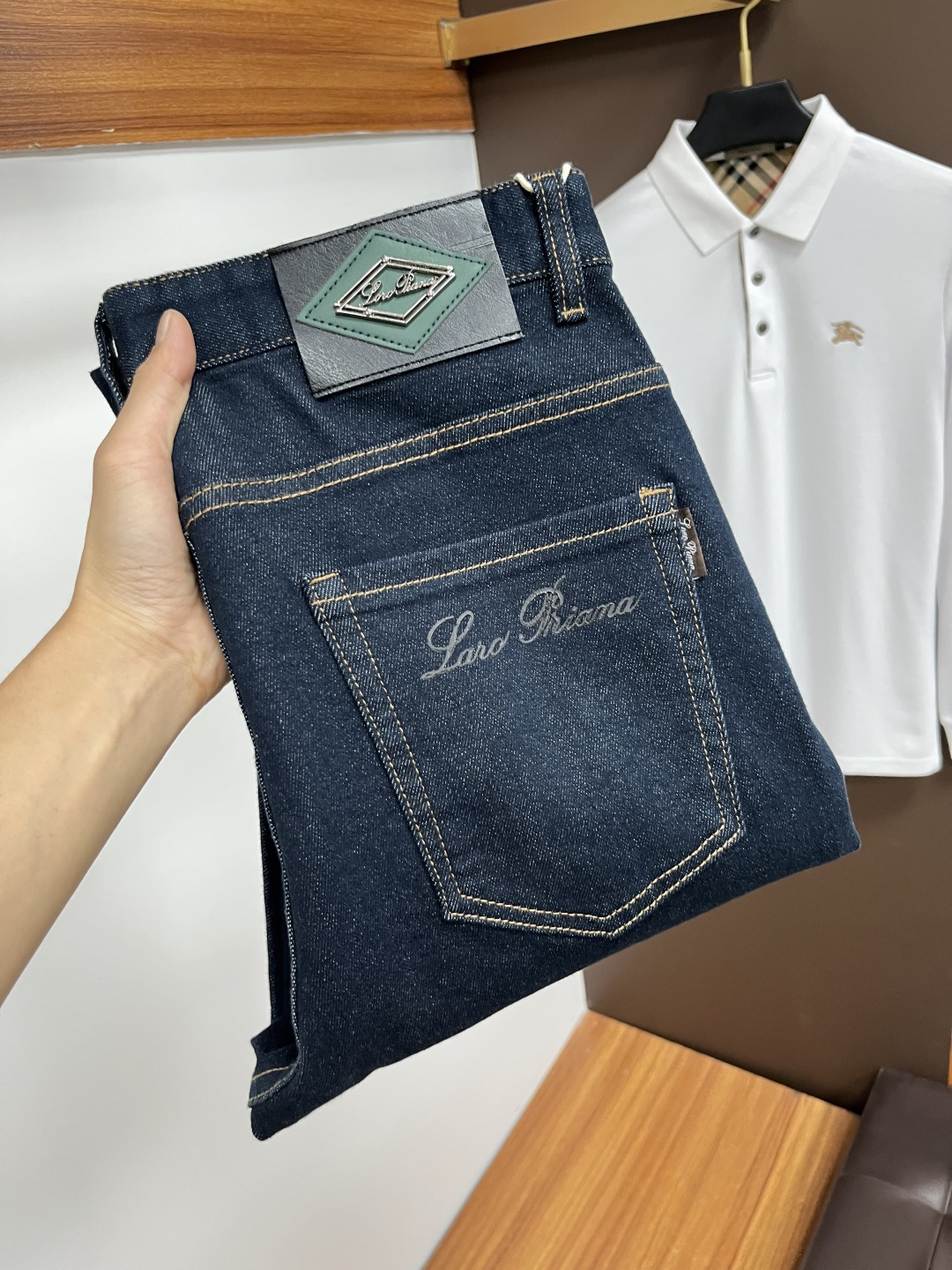 NO:524283,Nuoyou Pianya [New autumn product] European station men's business casual jeans When business meets casual, when classic collides fashion, in autumn, we bring you a brand new European station men's business casual jeans!  Selected high-quality fabrics, soft and comfortable, and breathable, allowing you to remain refreshing and comfortable during busy working days. The design is simple without losing style, perfectly blending business and leisure elements, whether in office or weekend parties, you can easily control it and show your unique taste. Meet your outfit needs in different occasions and make your wardrobe rejuvenate. QDK slim tailoring, fits your body, highlights the uprightness and confidence of men. The details show ingenuity, and each stitch has been carefully polished to ensure quality and comfort coexist. Size 29-40,,jeans,alexander wang19860909诺悠翩雅【秋季新品】欧洲站男士商务休闲牛仔裤 当商务遇上休闲,当经典碰撞时尚,年秋季,我们为您带来全新欧洲站男士商务休闲牛仔裤！ 精选高品质面料,柔软舒适,透气性极佳,让您在繁忙的工作日中依然保持清爽与自在. 设计简约而不失格调,完美融合商务与休闲元素,无论是办公室还是周末聚会,都能轻松驾驭,展现您的独特品味. 满足您不同场合的穿搭需求,让您的衣橱焕发新生.QDK 修身剪裁,贴合身形,凸显男士的挺拔与自信.细节之处彰显匠心,每一个针脚都经过精心打磨,确保品质与舒适并存. 尺码29-40,,jeans,alexander wang,Men's clothing