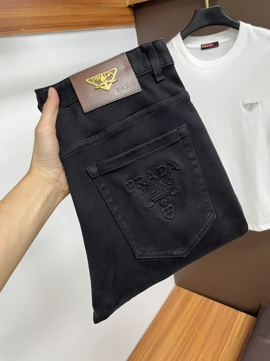 NO:524286,Prada [New autumn products] European station men's business casual jeans When business meets casual, when classic collides fashion, in autumn, we bring you a brand new European station men's business casual jeans!  Selected high-quality fabrics, soft and comfortable, and breathable, allowing you to remain refreshing and comfortable during busy working days. The design is simple without losing style, perfectly blending business and leisure elements, whether in office or weekend parties, you can easily control it and show your unique taste. Meet your outfit needs in different occasions and make your wardrobe rejuvenate. QDK slim tailoring, fits your body, highlights the uprightness and confidence of men. The details show craftsmanship, and each stitch has been carefully polished to ensure quality and comfort coexist. Size 29-40,,prada,jeans,alexander wang19860909普拉达【秋季新品】欧洲站男士商务休闲牛仔裤 当商务遇上休闲,当经典碰撞时尚,年秋季,我们为您带来全新欧洲站男士商务休闲牛仔裤！ 精选高品质面料,柔软舒适,透气性极佳,让您在繁忙的工作日中依然保持清爽与自在. 设计简约而不失格调,完美融合商务与休闲元素,无论是办公室还是周末聚会,都能轻松驾驭,展现您的独特品味. 满足您不同场合的穿搭需求,让您的衣橱焕发新生.QDK 修身剪裁,贴合身形,凸显男士的挺拔与自信.细节之处彰显匠心,每一个针脚都经过精心打磨,确保品质与舒适并存. 尺码29-40,,prada,jeans,alexander wang,Men's clothing