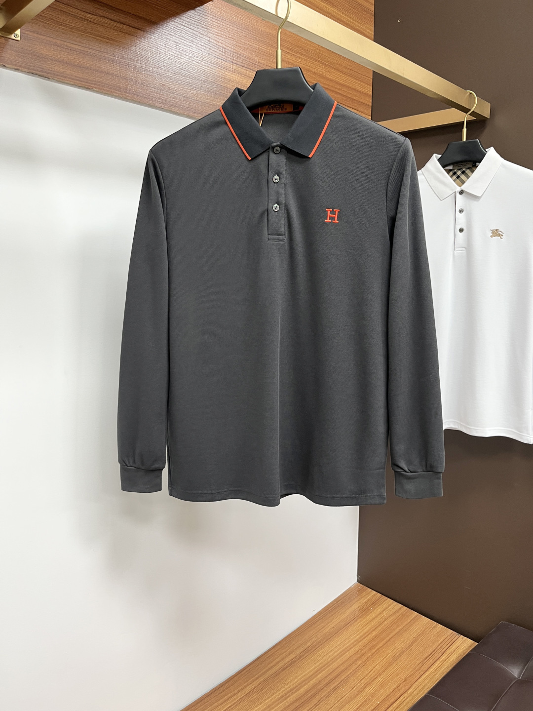 NO:529839,Hermes is exclusively available for the new original single men's Polo long-sleeved high-end customization in autumn 2025. High-version. Fashionable and versatile and popular original imported cotton fabric. Chest logo pattern design. Super soft and delicate touch. Comfortable skin-friendly and comfortable to wear. High-end boutique. OEM factory made the ZJ upper body very good. Men's must-have items. Complete three standards. Number of codes M-4XL, hermes, alexander wang.19860909爱马仕 2025年秋季独家专供新款原单男士Polo长袖高端定制 高版本 时尚百搭爆款原版进口纯棉面料 胸前logo图案设计 手感超柔软细腻 穿着亲肤舒适 高端精品 代工厂精细做ZJ上身非常赞 男士必备单品 三标齐全 码数M-4XL,,hermes,alexander wang,Men's clothing