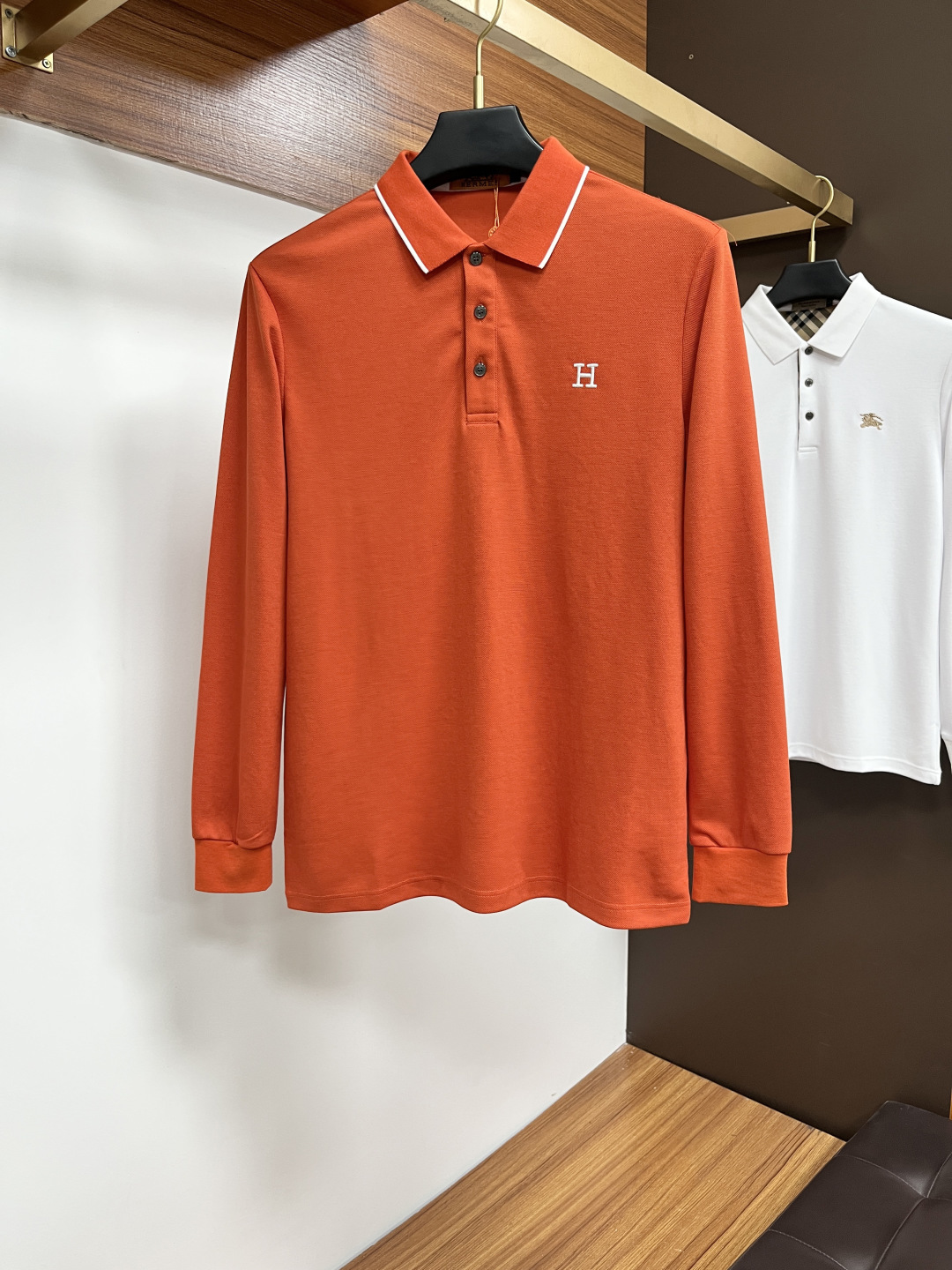 NO:529843,Hermes is exclusively available for the new original single men's Polo long-sleeved high-end customization in autumn 2025. High-version. Fashionable and versatile and popular original imported cotton fabric. Chest logo pattern design. Super soft and delicate touch. Comfortable skin-friendly and comfortable to wear. High-end boutique. OEM factory made the ZJ upper body very good. Men's must-have items. Complete three standards. Number of codes M-4XL, hermes, alexander wang.19860909爱马仕 2025年秋季独家专供新款原单男士Polo长袖高端定制 高版本 时尚百搭爆款原版进口纯棉面料 胸前logo图案设计 手感超柔软细腻 穿着亲肤舒适 高端精品 代工厂精细做ZJ上身非常赞 男士必备单品 三标齐全 码数M-4XL,,hermes,alexander wang,Men's clothing