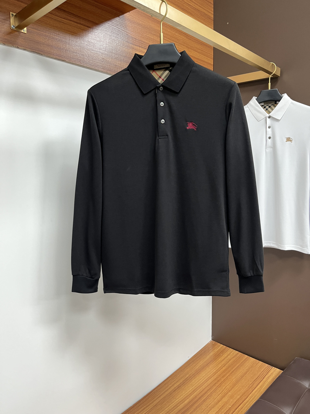 NO:529841,Burberry is exclusively available for the new original single men's Polo long-sleeved high-end customization in autumn 2025. High-version. Fashionable and versatile and popular original imported cotton fabric. Chest logo pattern design. Super soft and delicate touch. Comfortable skin-friendly and comfortable to wear. High-end boutique. OEM factory made the ZJ upper body very good. Men's must-have items. Complete three standards. Number of codes M-4XL, burberry, alexander wang.19860909巴宝莉 2025年秋季独家专供新款原单男士Polo长袖高端定制 高版本 时尚百搭爆款原版进口纯棉面料 胸前logo图案设计 手感超柔软细腻 穿着亲肤舒适 高端精品 代工厂精细做ZJ上身非常赞 男士必备单品 三标齐全 码数M-4XL,,burberry,alexander wang,Men's clothing