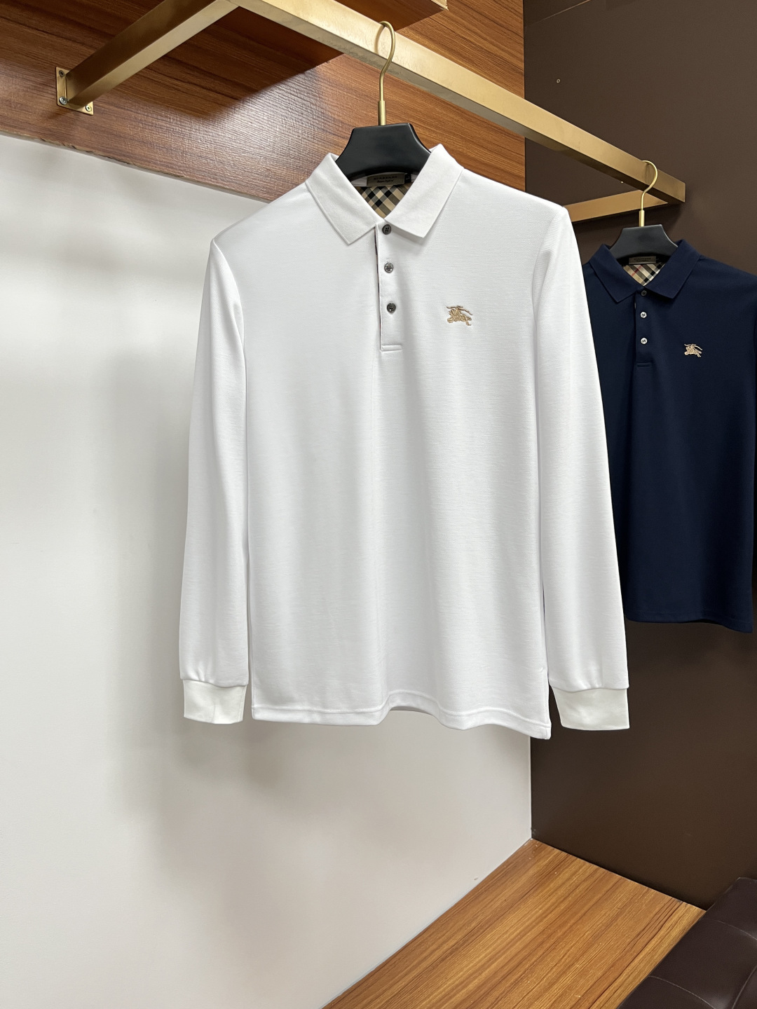 NO:527547,Burberry exclusively offers new styles of original single men's Polo long-sleeved high-end customization in autumn. High-version. Fashionable and versatile and popular original imported cotton fabric. Chest logo pattern design. Super soft and delicate touch. Comfortable skin-friendly and comfortable to wear. High-end boutique. OEM factory made the ZJ upper body very good. Men's must-have items. Complete three standards. Number M-4XL, burberry, alexander wang.19860909巴宝莉 年秋季独家专供新款原单男士Polo长袖高端定制 高版本 时尚百搭爆款原版进口纯棉面料 胸前logo图案设计 手感超柔软细腻 穿着亲肤舒适 高端精品 代工厂精细做ZJ上身非常赞 男士必备单品 三标齐全 码数M-4XL,,burberry,alexander wang,Men's clothing