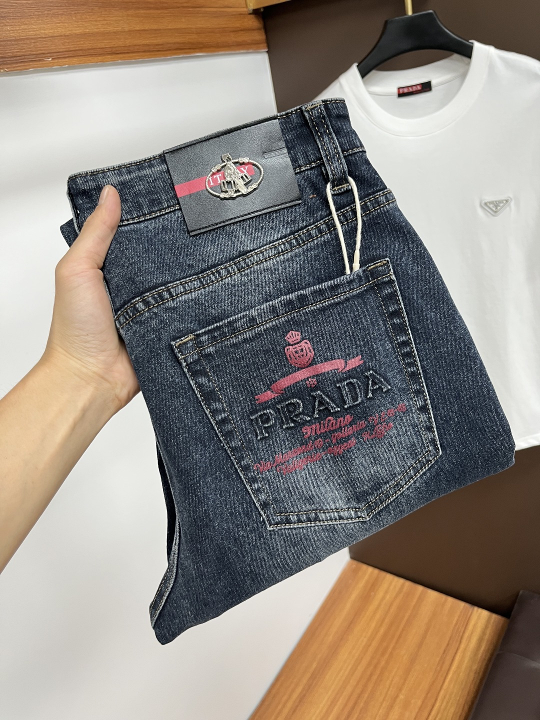 NO:525269,Prada [New autumn products] European station men's business casual jeans When business meets casual, when classic collides fashion, in autumn, we bring you a brand new European station men's business casual jeans!  Selected high-quality fabrics, soft and comfortable, and breathable, allowing you to remain refreshing and comfortable during busy working days. The design is simple without losing style, perfectly blending business and leisure elements, whether in office or weekend parties, you can easily control it and show your unique taste. Meet your outfit needs in different occasions and make your wardrobe rejuvenate. QDK slim tailoring, fits your body, highlights the uprightness and confidence of men. The details show craftsmanship, and each stitch has been carefully polished to ensure quality and comfort coexist. Size 29-40,,prada,jeans,alexander wang19860909普拉达【秋季新品】欧洲站男士商务休闲牛仔裤 当商务遇上休闲,当经典碰撞时尚,年秋季,我们为您带来全新欧洲站男士商务休闲牛仔裤！ 精选高品质面料,柔软舒适,透气性极佳,让您在繁忙的工作日中依然保持清爽与自在. 设计简约而不失格调,完美融合商务与休闲元素,无论是办公室还是周末聚会,都能轻松驾驭,展现您的独特品味. 满足您不同场合的穿搭需求,让您的衣橱焕发新生.QDK 修身剪裁,贴合身形,凸显男士的挺拔与自信.细节之处彰显匠心,每一个针脚都经过精心打磨,确保品质与舒适并存. 尺码29-40,,prada,jeans,alexander wang,Men's clothing