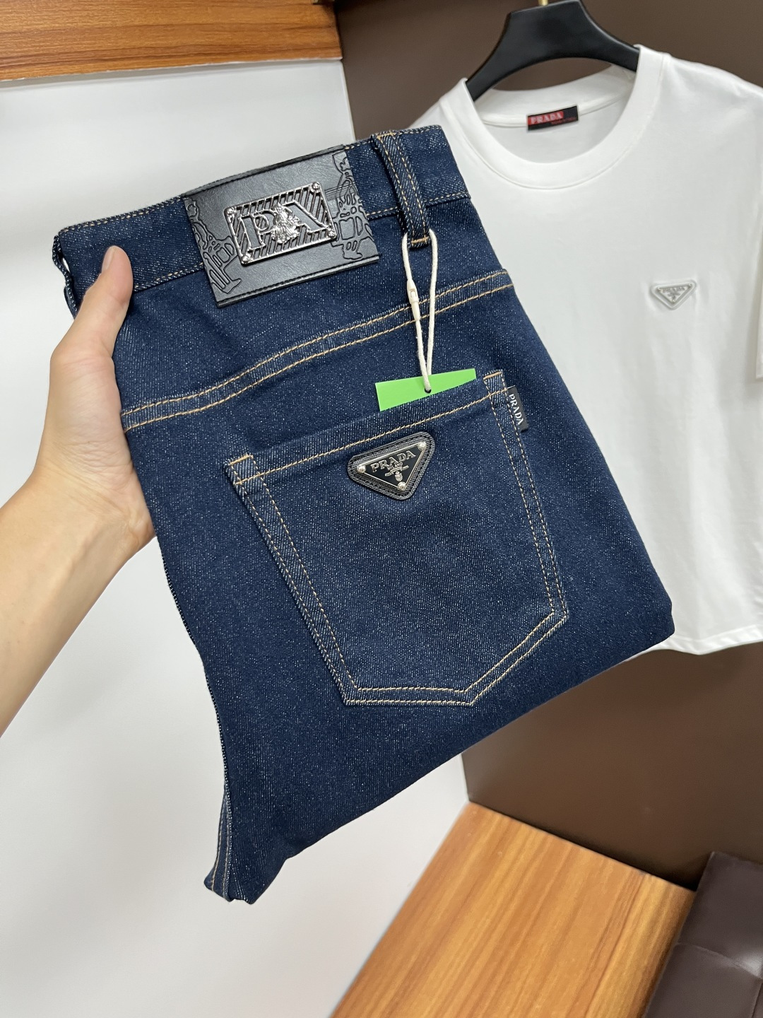 NO:525265,Prada [New autumn products] European station men's business casual jeans When business meets casual, when classic collides fashion, in autumn, we bring you a brand new European station men's business casual jeans!  Selected high-quality fabrics, soft and comfortable, and breathable, allowing you to remain refreshing and comfortable during busy working days. The design is simple without losing style, perfectly blending business and leisure elements, whether in office or weekend parties, you can easily control it and show your unique taste. Meet your outfit needs in different occasions and make your wardrobe rejuvenate. QDK slim tailoring, fits your body, highlights the uprightness and confidence of men. The details show craftsmanship, and each stitch has been carefully polished to ensure quality and comfort coexist. Size 29-40,,prada,jeans,alexander wang19860909普拉达【秋季新品】欧洲站男士商务休闲牛仔裤 当商务遇上休闲,当经典碰撞时尚,年秋季,我们为您带来全新欧洲站男士商务休闲牛仔裤！ 精选高品质面料,柔软舒适,透气性极佳,让您在繁忙的工作日中依然保持清爽与自在. 设计简约而不失格调,完美融合商务与休闲元素,无论是办公室还是周末聚会,都能轻松驾驭,展现您的独特品味. 满足您不同场合的穿搭需求,让您的衣橱焕发新生.QDK 修身剪裁,贴合身形,凸显男士的挺拔与自信.细节之处彰显匠心,每一个针脚都经过精心打磨,确保品质与舒适并存. 尺码29-40,,prada,jeans,alexander wang,Men's clothing