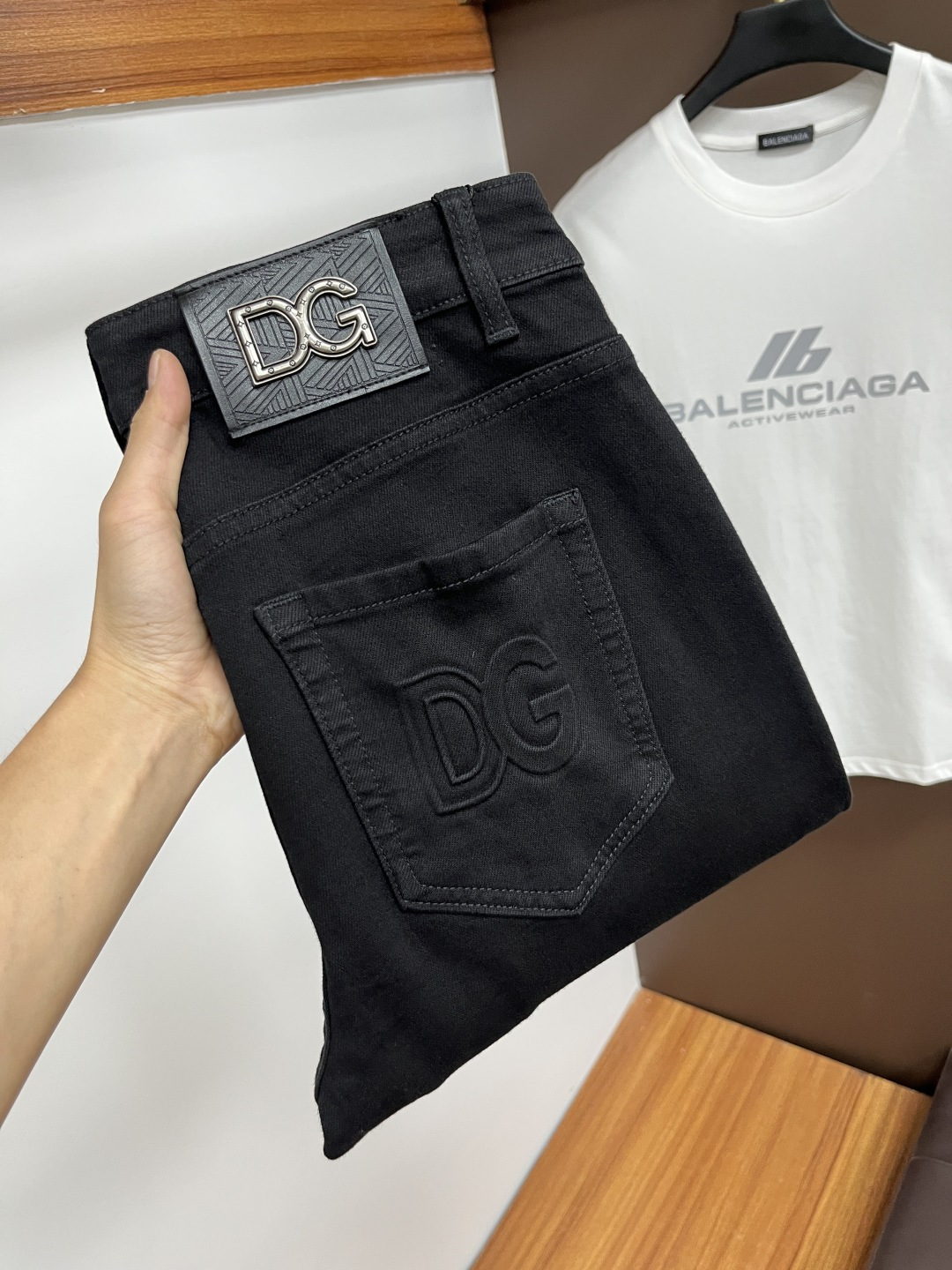 NO:573711,DG【2025 Autumn New Product】European Station Men’s Business Casual Jeans When business meets leisure, when classics collide with fashion, in the autumn of 2025, we bring you new European station men’s business casual jeans!  Selected high-quality fabrics are soft, comfortable, and highly breathable, allowing you to stay fresh and comfortable during a busy workday. The design is simple yet stylish, perfectly blending business and leisure elements. Whether it is the office or a weekend party, you can easily control it and show your unique taste. Meet your dressing needs for different occasions and rejuvenate your wardrobe. QDK  Slim-fitting tailoring fits the body shape, highlighting a man's erectness and confidence. The details show ingenuity, and every stitch is carefully polished to ensure both quality and comfort. Sizes 29-40,,jeans,alexander wang19860909DG【2025秋季新品】欧洲站男士商务休闲牛仔裤 当商务遇上休闲,当经典碰撞时尚,2025年秋季,我们为您带来全新欧洲站男士商务休闲牛仔裤！ 精选高品质面料,柔软舒适,透气性极佳,让您在繁忙的工作日中依然保持清爽与自在. 设计简约而不失格调,完美融合商务与休闲元素,无论是办公室还是周末聚会,都能轻松驾驭,展现您的独特品味. 满足您不同场合的穿搭需求,让您的衣橱焕发新生.QDK 修身剪裁,贴合身形,凸显男士的挺拔与自信.细节之处彰显匠心,每一个针脚都经过精心打磨,确保品质与舒适并存. 尺码29-40,,jeans,alexander wang,Men's clothing