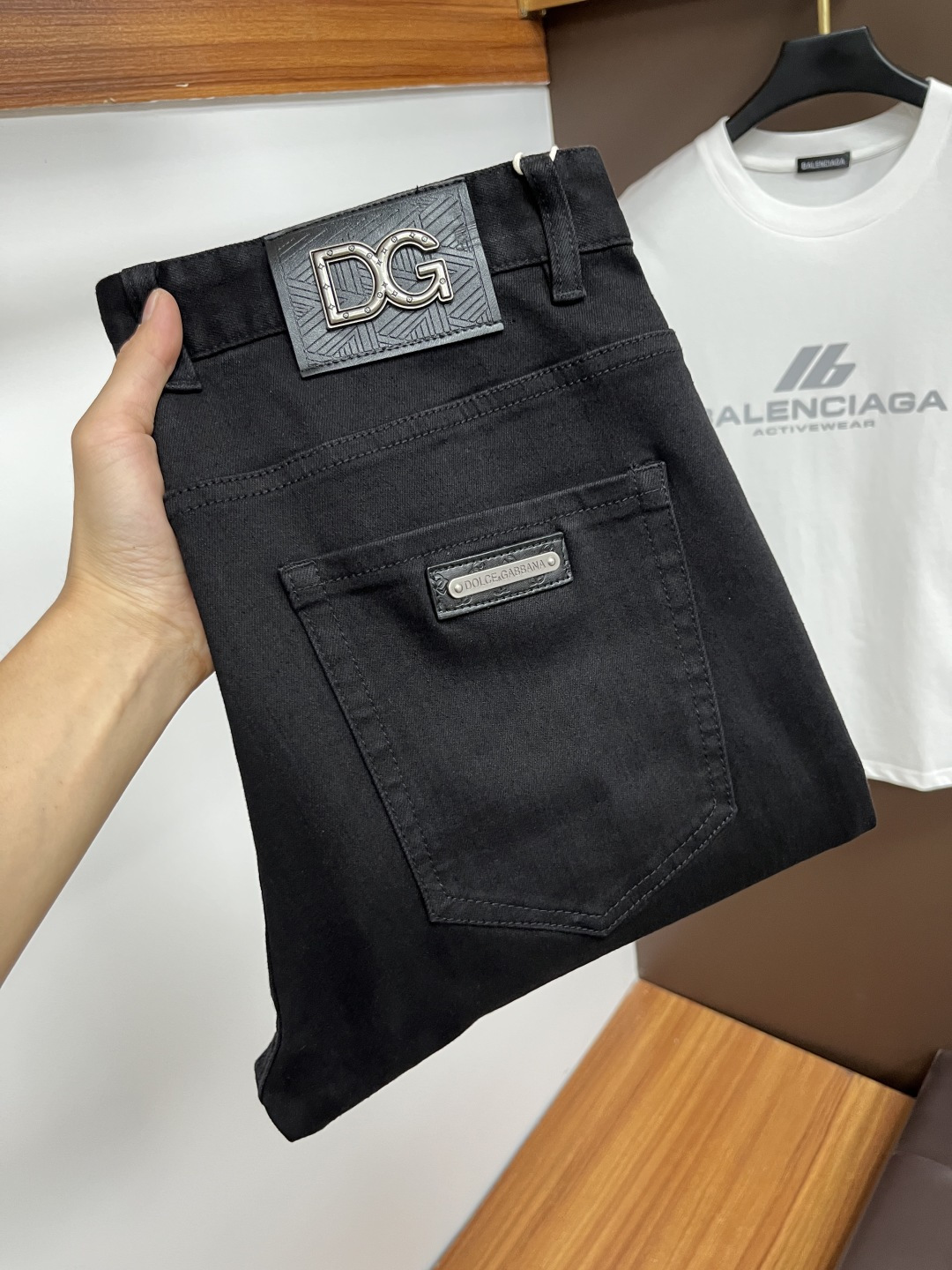 NO:525263,DG [New Autumn Products] European Station Men's Business Casual Jeans When business meets casualness, when classic collides fashion, in autumn, we bring you a brand new European Station Men's Business Casual Jeans!  Selected high-quality fabrics, soft and comfortable, and breathable, allowing you to remain refreshing and comfortable during busy working days. The design is simple without losing style, perfectly blending business and leisure elements, whether in office or weekend parties, you can easily control it and show your unique taste. Meet your outfit needs in different occasions and make your wardrobe rejuvenate. QDK slim tailoring, fits your body, highlights the uprightness and confidence of men. The details show ingenuity, and each stitch has been carefully polished to ensure quality and comfort coexist. Size 29-40,,jeans,alexander wang19860909DG【秋季新品】欧洲站男士商务休闲牛仔裤 当商务遇上休闲,当经典碰撞时尚,年秋季,我们为您带来全新欧洲站男士商务休闲牛仔裤！ 精选高品质面料,柔软舒适,透气性极佳,让您在繁忙的工作日中依然保持清爽与自在. 设计简约而不失格调,完美融合商务与休闲元素,无论是办公室还是周末聚会,都能轻松驾驭,展现您的独特品味. 满足您不同场合的穿搭需求,让您的衣橱焕发新生.QDK 修身剪裁,贴合身形,凸显男士的挺拔与自信.细节之处彰显匠心,每一个针脚都经过精心打磨,确保品质与舒适并存. 尺码29-40,,jeans,alexander wang,Men's clothing