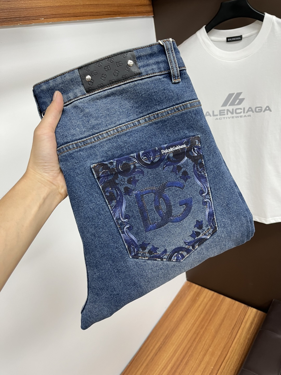 NO:525267,DG [New Autumn Products] European Station Men's Business Casual Jeans When business meets casualness, when classic collides fashion, in autumn, we bring you a brand new European Station Men's Business Casual Jeans!  Selected high-quality fabrics, soft and comfortable, and breathable, allowing you to remain refreshing and comfortable during busy working days. The design is simple without losing style, perfectly blending business and leisure elements, whether in office or weekend parties, you can easily control it and show your unique taste. Meet your outfit needs in different occasions and make your wardrobe rejuvenate. QDK slim tailoring, fits your body, highlights the uprightness and confidence of men. The details show ingenuity, and each stitch has been carefully polished to ensure quality and comfort coexist. Size 29-40,,jeans,alexander wang19860909DG【秋季新品】欧洲站男士商务休闲牛仔裤 当商务遇上休闲,当经典碰撞时尚,年秋季,我们为您带来全新欧洲站男士商务休闲牛仔裤！ 精选高品质面料,柔软舒适,透气性极佳,让您在繁忙的工作日中依然保持清爽与自在. 设计简约而不失格调,完美融合商务与休闲元素,无论是办公室还是周末聚会,都能轻松驾驭,展现您的独特品味. 满足您不同场合的穿搭需求,让您的衣橱焕发新生.QDK 修身剪裁,贴合身形,凸显男士的挺拔与自信.细节之处彰显匠心,每一个针脚都经过精心打磨,确保品质与舒适并存. 尺码29-40,,jeans,alexander wang,Men's clothing