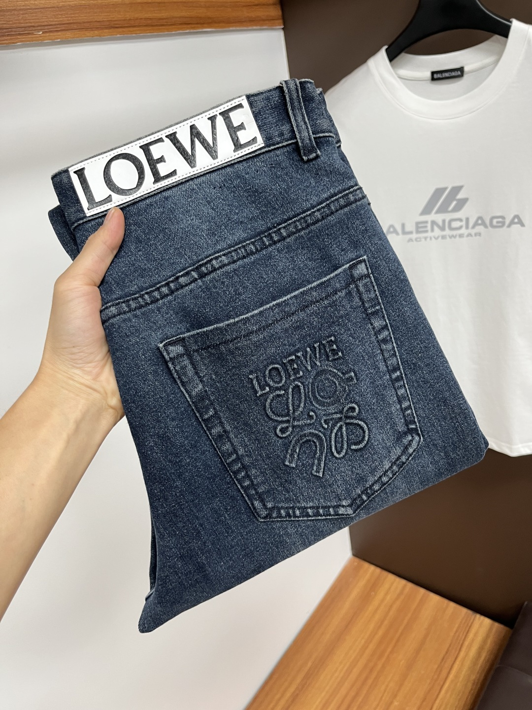 NO:525261,Luo Yiwei [New autumn products] European station men's business casual jeans When business meets casual, when classic collides fashion, in autumn, we bring you a brand new European station men's business casual jeans!  Selected high-quality fabrics, soft and comfortable, and breathable, allowing you to remain refreshing and comfortable during busy working days. The design is simple without losing style, perfectly blending business and leisure elements, whether in office or weekend parties, you can easily control it and show your unique taste. Meet your outfit needs in different occasions and make your wardrobe rejuvenate. QDK slim tailoring, fits your body, highlights the uprightness and confidence of men. The details show craftsmanship, and each stitch has been carefully polished to ensure quality and comfort coexist. Size 29-40,,loewe,jeans,alexander wang19860909罗意威【秋季新品】欧洲站男士商务休闲牛仔裤 当商务遇上休闲,当经典碰撞时尚,年秋季,我们为您带来全新欧洲站男士商务休闲牛仔裤！ 精选高品质面料,柔软舒适,透气性极佳,让您在繁忙的工作日中依然保持清爽与自在. 设计简约而不失格调,完美融合商务与休闲元素,无论是办公室还是周末聚会,都能轻松驾驭,展现您的独特品味. 满足您不同场合的穿搭需求,让您的衣橱焕发新生.QDK 修身剪裁,贴合身形,凸显男士的挺拔与自信.细节之处彰显匠心,每一个针脚都经过精心打磨,确保品质与舒适并存. 尺码29-40,,loewe,jeans,alexander wang,Men's clothing