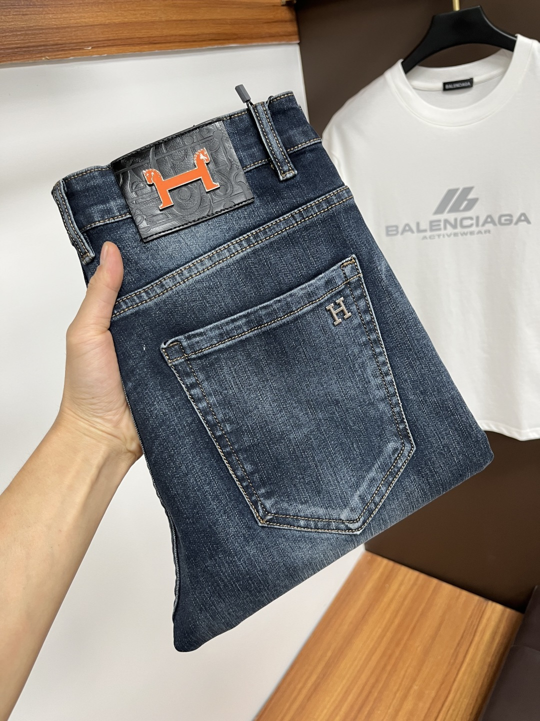 NO:525259,Hermes [New autumn products] European station men's business casual jeans When business meets casual, when classic collides fashion, in autumn, we bring you a brand new European station men's business casual jeans!  Selected high-quality fabrics, soft and comfortable, and breathable, allowing you to remain refreshing and comfortable during busy working days. The design is simple without losing style, perfectly blending business and leisure elements, whether in office or weekend parties, you can easily control it and show your unique taste. Meet your outfit needs in different occasions and make your wardrobe rejuvenate. QDK slim tailoring, fits your body, highlights the uprightness and confidence of men. The details show craftsmanship, and each stitch has been carefully polished to ensure quality and comfort coexist. Size 29-40,,hermes,jeans,alexander wang19860909爱马仕【秋季新品】欧洲站男士商务休闲牛仔裤 当商务遇上休闲,当经典碰撞时尚,年秋季,我们为您带来全新欧洲站男士商务休闲牛仔裤！ 精选高品质面料,柔软舒适,透气性极佳,让您在繁忙的工作日中依然保持清爽与自在. 设计简约而不失格调,完美融合商务与休闲元素,无论是办公室还是周末聚会,都能轻松驾驭,展现您的独特品味. 满足您不同场合的穿搭需求,让您的衣橱焕发新生.QDK 修身剪裁,贴合身形,凸显男士的挺拔与自信.细节之处彰显匠心,每一个针脚都经过精心打磨,确保品质与舒适并存. 尺码29-40,,hermes,jeans,alexander wang,Men's clothing