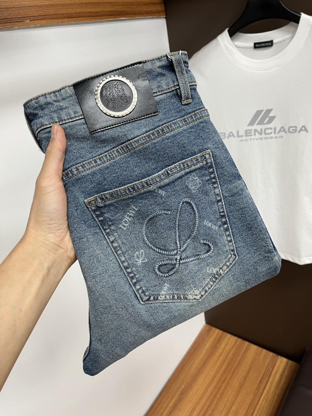 NO:525257,Luo Yiwei [New autumn products] European station men's business casual jeans When business meets casual, when classic collides fashion, in autumn, we bring you a brand new European station men's business casual jeans!  Selected high-quality fabrics, soft and comfortable, and breathable, allowing you to remain refreshing and comfortable during busy working days. The design is simple without losing style, perfectly blending business and leisure elements, whether in office or weekend parties, you can easily control it and show your unique taste. Meet your outfit needs in different occasions and make your wardrobe rejuvenate. QDK slim tailoring, fits your body, highlights the uprightness and confidence of men. The details show craftsmanship, and each stitch has been carefully polished to ensure quality and comfort coexist. Size 29-40,,loewe,jeans,alexander wang19860909罗意威【秋季新品】欧洲站男士商务休闲牛仔裤 当商务遇上休闲,当经典碰撞时尚,年秋季,我们为您带来全新欧洲站男士商务休闲牛仔裤！ 精选高品质面料,柔软舒适,透气性极佳,让您在繁忙的工作日中依然保持清爽与自在. 设计简约而不失格调,完美融合商务与休闲元素,无论是办公室还是周末聚会,都能轻松驾驭,展现您的独特品味. 满足您不同场合的穿搭需求,让您的衣橱焕发新生.QDK 修身剪裁,贴合身形,凸显男士的挺拔与自信.细节之处彰显匠心,每一个针脚都经过精心打磨,确保品质与舒适并存. 尺码29-40,,loewe,jeans,alexander wang,Men's clothing