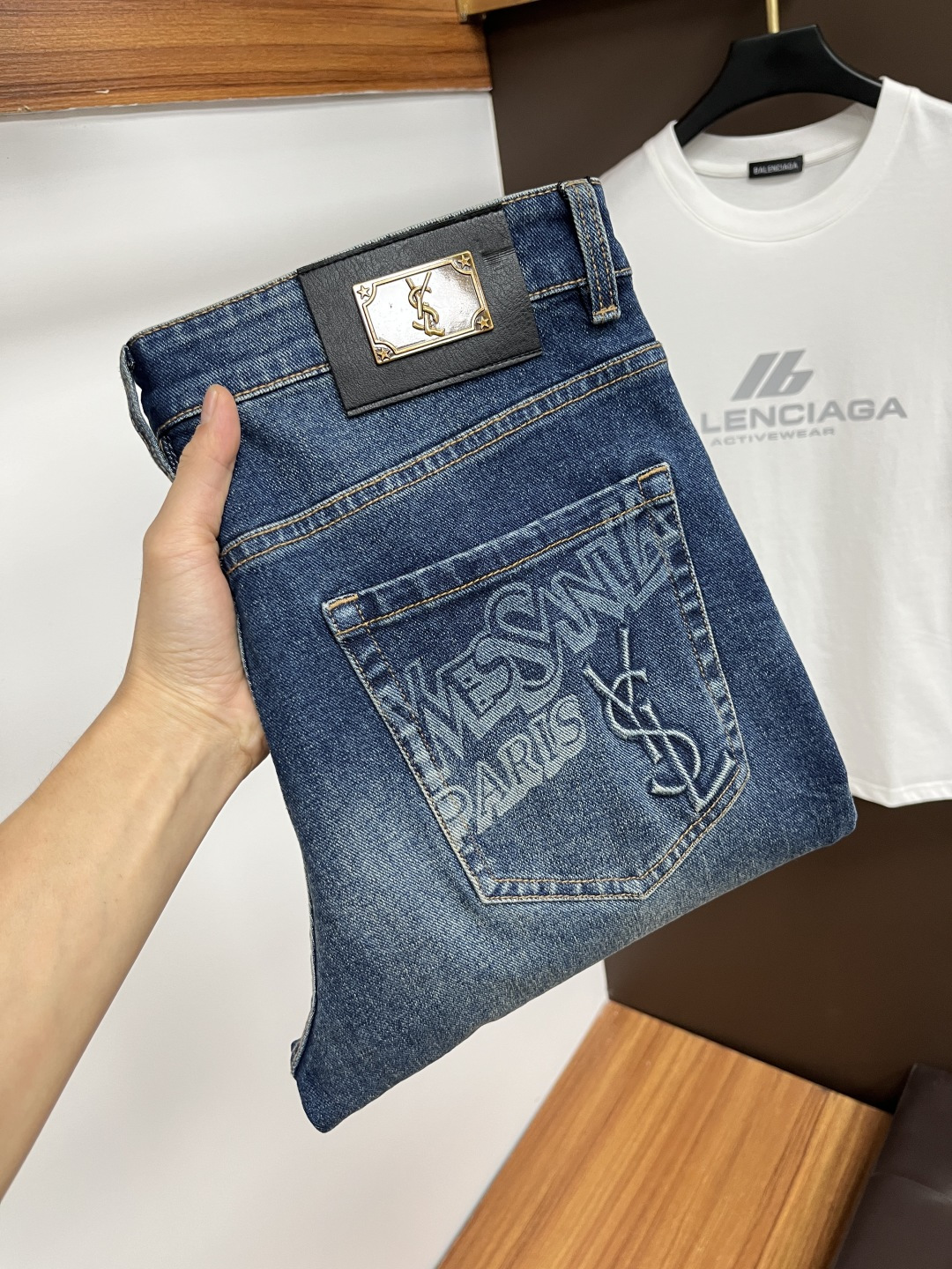 NO:525255,Saint Laurent [New autumn products] European station men's business casual jeans When business meets casual, when classic collides fashion, in autumn, we bring you a brand new European station men's business casual jeans!  Selected high-quality fabrics, soft and comfortable, and excellent breathability, allowing you to remain refreshing and comfortable during busy working days. The design is simple without losing style, perfectly blending business and leisure elements, whether in office or weekend parties, you can easily control it and show your unique taste. Meet your outfit needs in different occasions and make your wardrobe rejuvenate. QDK slim tailoring, fits your body, highlights the uprightness and confidence of men. The details show ingenuity, and each stitch has been carefully polished to ensure quality and comfort coexist. Size 29-40,,saint laurent,jeans,alexander wang19860909圣罗兰【秋季新品】欧洲站男士商务休闲牛仔裤 当商务遇上休闲,当经典碰撞时尚,年秋季,我们为您带来全新欧洲站男士商务休闲牛仔裤！ 精选高品质面料,柔软舒适,透气性极佳,让您在繁忙的工作日中依然保持清爽与自在. 设计简约而不失格调,完美融合商务与休闲元素,无论是办公室还是周末聚会,都能轻松驾驭,展现您的独特品味. 满足您不同场合的穿搭需求,让您的衣橱焕发新生.QDK 修身剪裁,贴合身形,凸显男士的挺拔与自信.细节之处彰显匠心,每一个针脚都经过精心打磨,确保品质与舒适并存. 尺码29-40,,saint laurent,jeans,alexander wang,Men's clothing