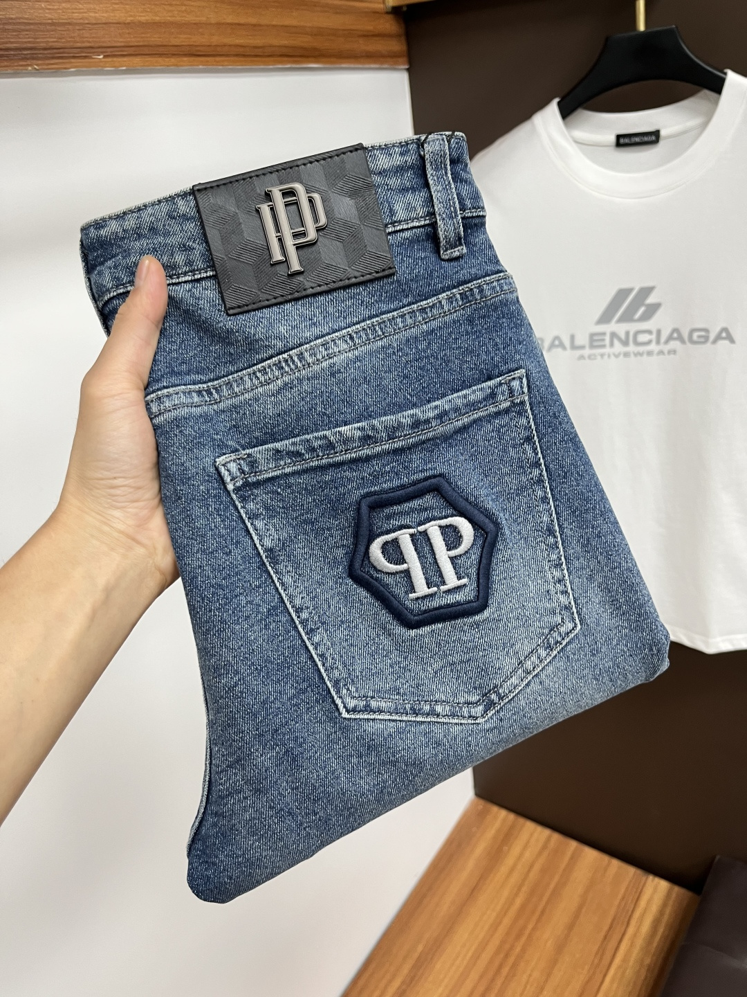 NO:529850,Philip [New Products for 2025 Autumn] European Station Men's Business Casual Jeans When business meets casualness, when classic collides fashion, in autumn 2025, we bring you a brand new European Station Men's Business Casual Jeans!  Selected high-quality fabrics, soft and comfortable, and breathable, allowing you to remain refreshing and comfortable during busy working days. The design is simple without losing style, perfectly blending business and leisure elements, whether in office or weekend parties, you can easily control it and show your unique taste. Meet your outfit needs in different occasions and make your wardrobe rejuvenate. QDK slim tailoring, fits your body, highlights the uprightness and confidence of men. The details show ingenuity, and each stitch has been carefully polished to ensure quality and comfort coexist. Size 29-40, PHILIPP PLEIN, jeans, alexander wang19860909菲利普【2025秋季新品】欧洲站男士商务休闲牛仔裤 当商务遇上休闲,当经典碰撞时尚,2025年秋季,我们为您带来全新欧洲站男士商务休闲牛仔裤！ 精选高品质面料,柔软舒适,透气性极佳,让您在繁忙的工作日中依然保持清爽与自在. 设计简约而不失格调,完美融合商务与休闲元素,无论是办公室还是周末聚会,都能轻松驾驭,展现您的独特品味. 满足您不同场合的穿搭需求,让您的衣橱焕发新生.QDK 修身剪裁,贴合身形,凸显男士的挺拔与自信.细节之处彰显匠心,每一个针脚都经过精心打磨,确保品质与舒适并存. 尺码29-40,,PHILIPP PLEIN,jeans,alexander wang,Men's clothing