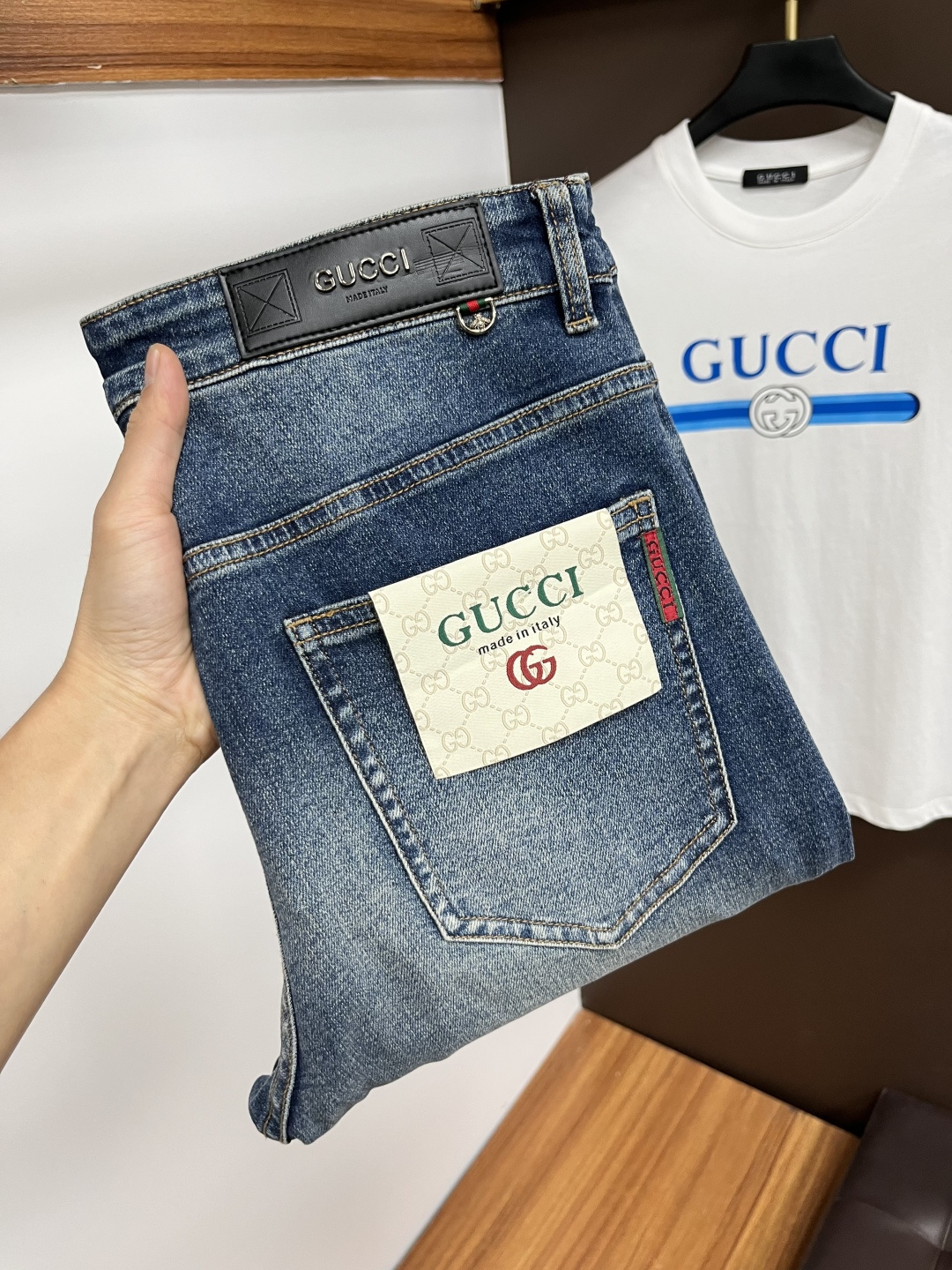 NO:529852,Guqi [New Products for 2025 Autumn] European Station Men's Business Casual Jeans When business meets casualness, when classic collides fashion, in autumn 2025, we bring you a brand new European Station Men's Business Casual Jeans!  Selected high-quality fabrics, soft and comfortable, and breathable, allowing you to remain refreshing and comfortable during busy working days. The design is simple without losing style, perfectly blending business and leisure elements, whether in office or weekend parties, you can easily control it and show your unique taste. Meet your outfit needs in different occasions and make your wardrobe rejuvenate. QDK slim tailoring, fits your body, highlights the uprightness and confidence of men. The details show ingenuity, and each stitch has been carefully polished to ensure quality and comfort coexist. Size 29-40,,jeans,alexander wang19860909古奇【2025秋季新品】欧洲站男士商务休闲牛仔裤 当商务遇上休闲,当经典碰撞时尚,2025年秋季,我们为您带来全新欧洲站男士商务休闲牛仔裤！ 精选高品质面料,柔软舒适,透气性极佳,让您在繁忙的工作日中依然保持清爽与自在. 设计简约而不失格调,完美融合商务与休闲元素,无论是办公室还是周末聚会,都能轻松驾驭,展现您的独特品味. 满足您不同场合的穿搭需求,让您的衣橱焕发新生.QDK 修身剪裁,贴合身形,凸显男士的挺拔与自信.细节之处彰显匠心,每一个针脚都经过精心打磨,确保品质与舒适并存. 尺码29-40,,jeans,alexander wang,Men's clothing