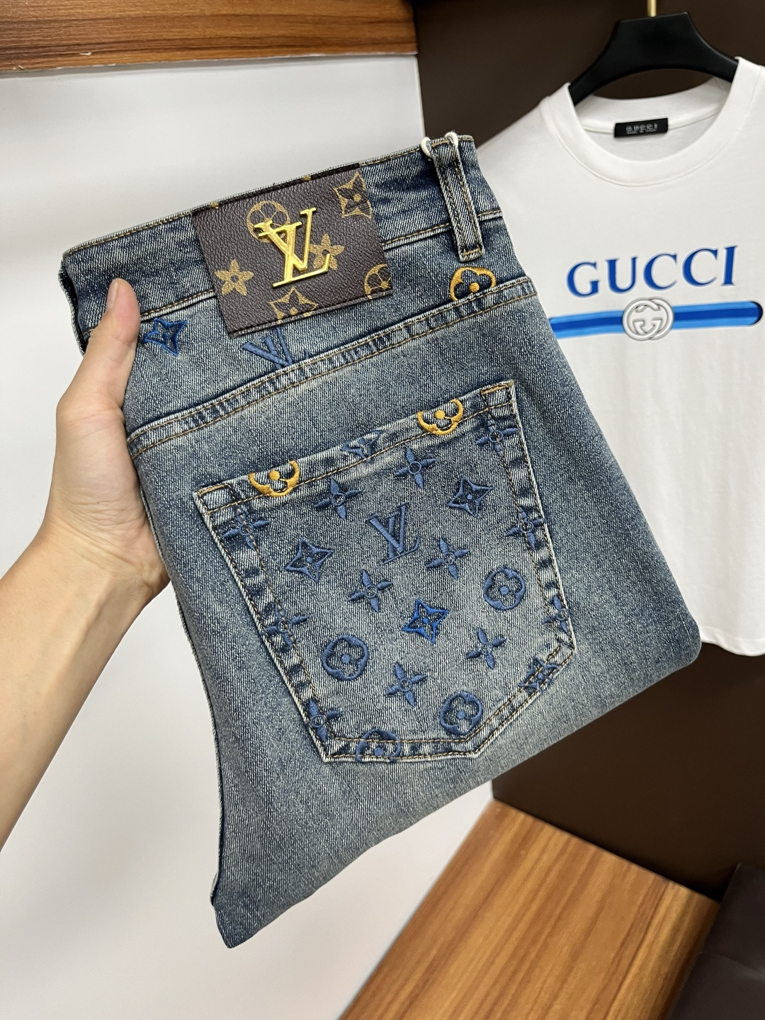 NO:547858,LV [New autumn products] European station men's business casual jeans When business meets casual, when classic collides fashion, in autumn, we bring you a brand new European station men's business casual jeans!  Selected high-quality fabrics, soft and comfortable, and breathable, allowing you to remain refreshing and comfortable during busy working days. The design is simple without losing style, perfectly blending business and leisure elements, whether in office or weekend parties, you can easily control it and show your unique taste. Meet your outfit needs in different occasions and make your wardrobe rejuvenate. QDK slim tailoring, fits the body, highlights the men's uprightness and confidence. The details show ingenuity, and each stitch has been carefully polished to ensure quality and comfort coexist. Size 29-40,,louis vuitton,jeans,alexander wang19860909LV【秋季新品】欧洲站男士商务休闲牛仔裤 当商务遇上休闲,当经典碰撞时尚,年秋季,我们为您带来全新欧洲站男士商务休闲牛仔裤！ 精选高品质面料,柔软舒适,透气性极佳,让您在繁忙的工作日中依然保持清爽与自在. 设计简约而不失格调,完美融合商务与休闲元素,无论是办公室还是周末聚会,都能轻松驾驭,展现您的独特品味. 满足您不同场合的穿搭需求,让您的衣橱焕发新生.QDK 修身剪裁,贴合身形,凸显男士的挺拔与自信.细节之处彰显匠心,每一个针脚都经过精心打磨,确保品质与舒适并存. 尺码29-40,,louis vuitton,jeans,alexander wang,Men's clothing