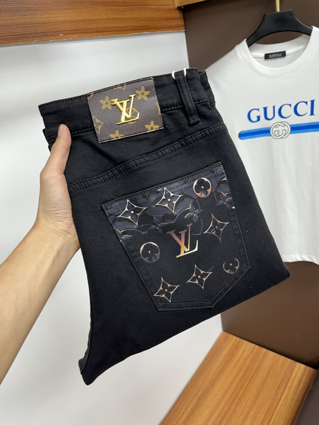 NO:529835,LV [2025 autumn new product] European station men's business casual jeans When business meets casual, when classic collides fashion, in autumn 2025, we bring you a brand new European station men's business casual jeans!  Selected high-quality fabrics, soft and comfortable, and breathable, allowing you to remain refreshing and comfortable during busy working days. The design is simple without losing style, perfectly blending business and leisure elements, whether in office or weekend parties, you can easily control it and show your unique taste. Meet your outfit needs in different occasions and make your wardrobe rejuvenate. QDK slim tailoring, fits the body, highlights the men's uprightness and confidence. The details show craftsmanship, and each stitch has been carefully polished to ensure the coexistence of quality and comfort. Size 29-40,,louis vuitton,jeans,alexander wang19860909LV【2025秋季新品】欧洲站男士商务休闲牛仔裤 当商务遇上休闲,当经典碰撞时尚,2025年秋季,我们为您带来全新欧洲站男士商务休闲牛仔裤！ 精选高品质面料,柔软舒适,透气性极佳,让您在繁忙的工作日中依然保持清爽与自在. 设计简约而不失格调,完美融合商务与休闲元素,无论是办公室还是周末聚会,都能轻松驾驭,展现您的独特品味. 满足您不同场合的穿搭需求,让您的衣橱焕发新生.QDK 修身剪裁,贴合身形,凸显男士的挺拔与自信.细节之处彰显匠心,每一个针脚都经过精心打磨,确保品质与舒适并存. 尺码29-40,,louis vuitton,jeans,alexander wang,Men's clothing