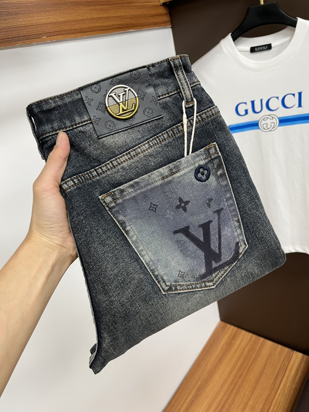 NO:530651,LV [New Autumn 2025] European station men's business casual jeans When business meets casual, when classic collides fashion, in autumn 2025, we bring you a brand new European station men's business casual jeans!  Selected high-quality fabrics, soft and comfortable, and breathable, allowing you to remain refreshing and comfortable during busy working days. The design is simple without losing style, perfectly blending business and leisure elements, whether in office or weekend parties, you can easily control it and show your unique taste. Meet your outfit needs in different occasions and make your wardrobe rejuvenate. QDK slim tailoring, fits the body, highlights the men's uprightness and confidence. The details show craftsmanship, and each stitch has been carefully polished to ensure the coexistence of quality and comfort. Size 29-40,,louis vuitton,jeans,alexander wang19860909LV【2025秋季新品】欧洲站男士商务休闲牛仔裤 当商务遇上休闲,当经典碰撞时尚,2025年秋季,我们为您带来全新欧洲站男士商务休闲牛仔裤！ 精选高品质面料,柔软舒适,透气性极佳,让您在繁忙的工作日中依然保持清爽与自在. 设计简约而不失格调,完美融合商务与休闲元素,无论是办公室还是周末聚会,都能轻松驾驭,展现您的独特品味. 满足您不同场合的穿搭需求,让您的衣橱焕发新生.QDK 修身剪裁,贴合身形,凸显男士的挺拔与自信.细节之处彰显匠心,每一个针脚都经过精心打磨,确保品质与舒适并存. 尺码29-40,,louis vuitton,jeans,alexander wang,Men's clothing