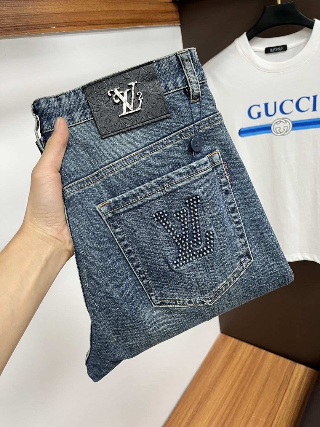 NO:530663,LV [2025 autumn new product] European station men's business casual jeans When business meets casual, when classic collides fashion, in autumn 2025, we bring you a brand new European station men's business casual jeans!  Selected high-quality fabrics, soft and comfortable, and breathable, allowing you to remain refreshing and comfortable during busy working days. The design is simple without losing style, perfectly blending business and leisure elements, whether in office or weekend parties, you can easily control it and show your unique taste. Meet your outfit needs in different occasions and make your wardrobe rejuvenate. QDK slim tailoring, fits the body, highlights the men's uprightness and confidence. The details show craftsmanship, and each stitch has been carefully polished to ensure the coexistence of quality and comfort. Size 29-40,,louis vuitton,jeans,alexander wang19860909LV【2025秋季新品】欧洲站男士商务休闲牛仔裤 当商务遇上休闲,当经典碰撞时尚,2025年秋季,我们为您带来全新欧洲站男士商务休闲牛仔裤！ 精选高品质面料,柔软舒适,透气性极佳,让您在繁忙的工作日中依然保持清爽与自在. 设计简约而不失格调,完美融合商务与休闲元素,无论是办公室还是周末聚会,都能轻松驾驭,展现您的独特品味. 满足您不同场合的穿搭需求,让您的衣橱焕发新生.QDK 修身剪裁,贴合身形,凸显男士的挺拔与自信.细节之处彰显匠心,每一个针脚都经过精心打磨,确保品质与舒适并存. 尺码29-40,,louis vuitton,jeans,alexander wang,Men's clothing