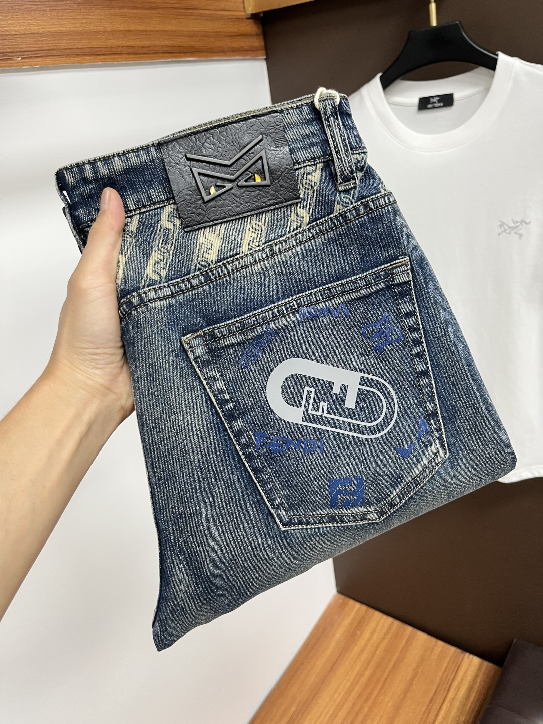 NO:530661,Fendi [New Autumn 2025] European station men's business casual jeans When business meets casual, when classic collides fashion, in autumn 2025, we bring you a brand new European station men's business casual jeans!  Selected high-quality fabrics, soft and comfortable, and breathable, allowing you to remain refreshing and comfortable during busy working days. The design is simple without losing style, perfectly blending business and leisure elements, whether in office or weekend parties, you can easily control it and show your unique taste. Meet your outfit needs in different occasions and make your wardrobe rejuvenate. QDK slim tailoring, fits your body, highlights the uprightness and confidence of men. The details show ingenuity, and each stitch has been carefully polished to ensure quality and comfort coexist. Size 29-40,,fendi,jeans,alexander wang19860909芬迪【2025秋季新品】欧洲站男士商务休闲牛仔裤 当商务遇上休闲,当经典碰撞时尚,2025年秋季,我们为您带来全新欧洲站男士商务休闲牛仔裤！ 精选高品质面料,柔软舒适,透气性极佳,让您在繁忙的工作日中依然保持清爽与自在. 设计简约而不失格调,完美融合商务与休闲元素,无论是办公室还是周末聚会,都能轻松驾驭,展现您的独特品味. 满足您不同场合的穿搭需求,让您的衣橱焕发新生.QDK 修身剪裁,贴合身形,凸显男士的挺拔与自信.细节之处彰显匠心,每一个针脚都经过精心打磨,确保品质与舒适并存. 尺码29-40,,fendi,jeans,alexander wang,Men's clothing