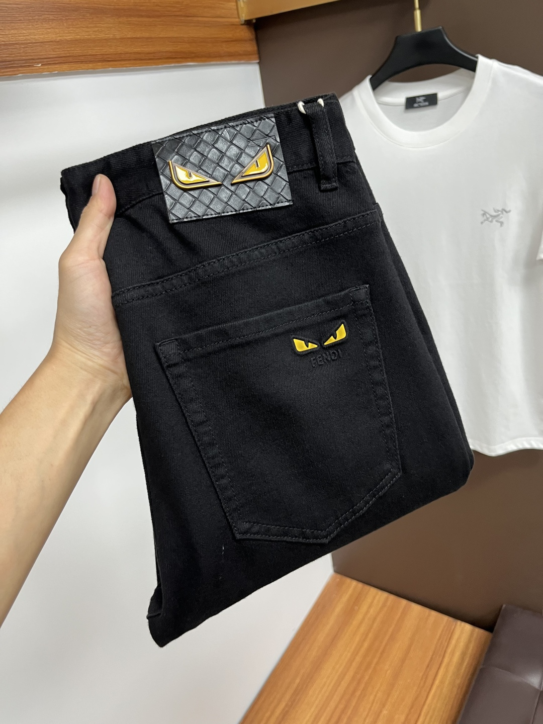 NO:530654,Fendi [New Autumn 2025] European station men's business casual jeans When business meets casual, when classic collides fashion, in autumn 2025, we bring you a brand new European station men's business casual jeans!  Selected high-quality fabrics, soft and comfortable, and breathable, allowing you to remain refreshing and comfortable during busy working days. The design is simple without losing style, perfectly blending business and leisure elements, whether in office or weekend parties, you can easily control it and show your unique taste. Meet your outfit needs in different occasions and make your wardrobe rejuvenate. QDK slim tailoring, fits your body, highlights the uprightness and confidence of men. The details show ingenuity, and each stitch has been carefully polished to ensure quality and comfort coexist. Size 29-40,,fendi,jeans,alexander wang19860909芬迪【2025秋季新品】欧洲站男士商务休闲牛仔裤 当商务遇上休闲,当经典碰撞时尚,2025年秋季,我们为您带来全新欧洲站男士商务休闲牛仔裤！ 精选高品质面料,柔软舒适,透气性极佳,让您在繁忙的工作日中依然保持清爽与自在. 设计简约而不失格调,完美融合商务与休闲元素,无论是办公室还是周末聚会,都能轻松驾驭,展现您的独特品味. 满足您不同场合的穿搭需求,让您的衣橱焕发新生.QDK 修身剪裁,贴合身形,凸显男士的挺拔与自信.细节之处彰显匠心,每一个针脚都经过精心打磨,确保品质与舒适并存. 尺码29-40,,fendi,jeans,alexander wang,Men's clothing