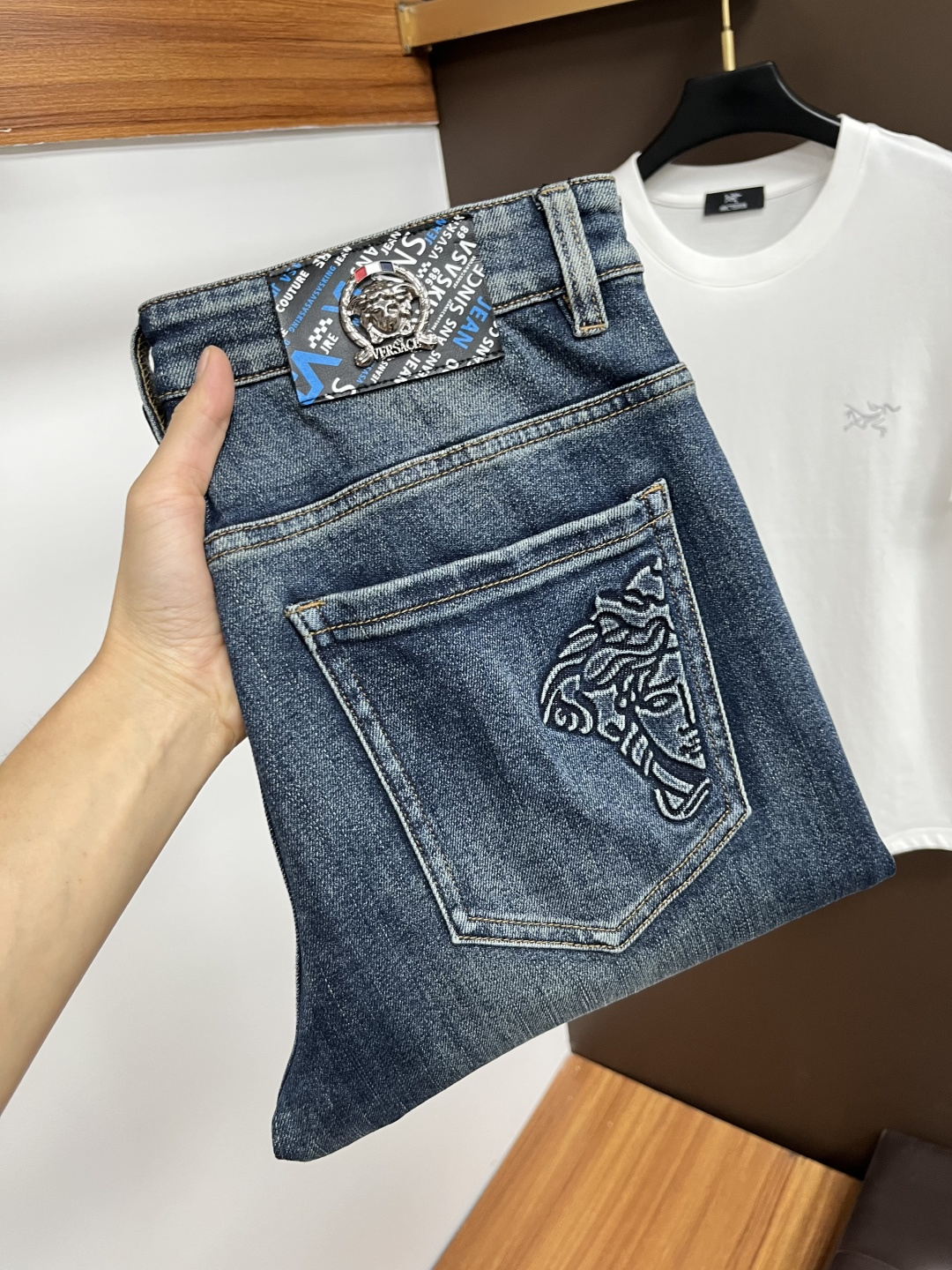 NO:530658,Versace [New Products for 2025 Autumn] European Station Men's Business Casual Jeans When business meets casualness, when classic collides fashion, in autumn 2025, we bring you a brand new European Station Men's Business Casual Jeans!  Selected high-quality fabrics, soft and comfortable, and breathable, allowing you to remain refreshing and comfortable during busy working days. The design is simple without losing style, perfectly blending business and leisure elements, whether in office or weekend parties, you can easily control it and show your unique taste. Meet your outfit needs in different occasions and make your wardrobe rejuvenate. QDK slim tailoring, fits your body, highlights the uprightness and confidence of men. The details show craftsmanship, and each stitch has been carefully polished to ensure quality and comfort coexist. Size 29-40, versace, jeans, alexander wang19860909范思哲【2025秋季新品】欧洲站男士商务休闲牛仔裤 当商务遇上休闲,当经典碰撞时尚,2025年秋季,我们为您带来全新欧洲站男士商务休闲牛仔裤！ 精选高品质面料,柔软舒适,透气性极佳,让您在繁忙的工作日中依然保持清爽与自在. 设计简约而不失格调,完美融合商务与休闲元素,无论是办公室还是周末聚会,都能轻松驾驭,展现您的独特品味. 满足您不同场合的穿搭需求,让您的衣橱焕发新生.QDK 修身剪裁,贴合身形,凸显男士的挺拔与自信.细节之处彰显匠心,每一个针脚都经过精心打磨,确保品质与舒适并存. 尺码29-40,,versace,jeans,alexander wang,Men's clothing