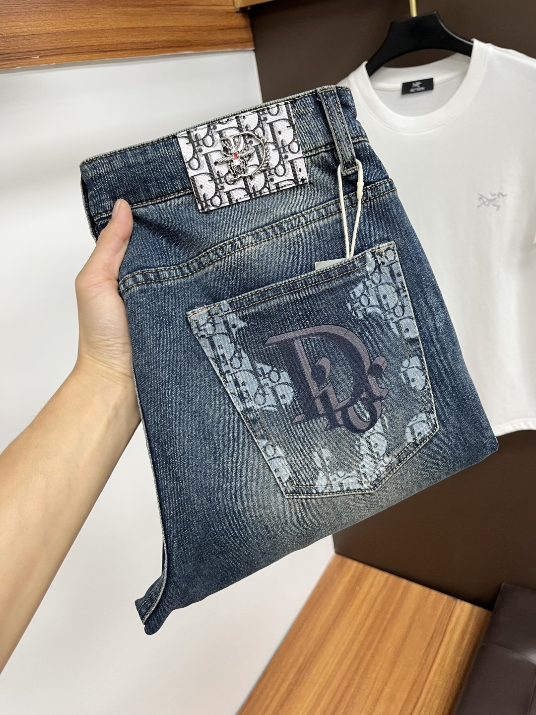 NO:530656,Dior [New Products for 2025 Autumn] European Station Men's Business Casual Jeans When business meets casualness, when classic collides fashion, in autumn 2025, we bring you a brand new European Station Men's Business Casual Jeans!  Selected high-quality fabrics, soft and comfortable, and breathable, allowing you to remain refreshing and comfortable during busy working days. The design is simple but not lacking in style, perfectly blending business and leisure elements, and can be easily controlled by the office or weekend parties, showing your unique taste. Meet your outfit needs in different occasions and make your wardrobe rejuvenate. QDK slim tailoring, fits the body, highlights the men's uprightness and confidence. The details show craftsmanship, and each stitch has been carefully polished to ensure quality and comfort coexist. Size 29-40,,dior,jeans,alexander wang19860909迪奥【2025秋季新品】欧洲站男士商务休闲牛仔裤 当商务遇上休闲,当经典碰撞时尚,2025年秋季,我们为您带来全新欧洲站男士商务休闲牛仔裤！ 精选高品质面料,柔软舒适,透气性极佳,让您在繁忙的工作日中依然保持清爽与自在. 设计简约而不失格调,完美融合商务与休闲元素,无论是办公室还是周末聚会,都能轻松驾驭,展现您的独特品味. 满足您不同场合的穿搭需求,让您的衣橱焕发新生.QDK 修身剪裁,贴合身形,凸显男士的挺拔与自信.细节之处彰显匠心,每一个针脚都经过精心打磨,确保品质与舒适并存. 尺码29-40,,dior,jeans,alexander wang,Men's clothing