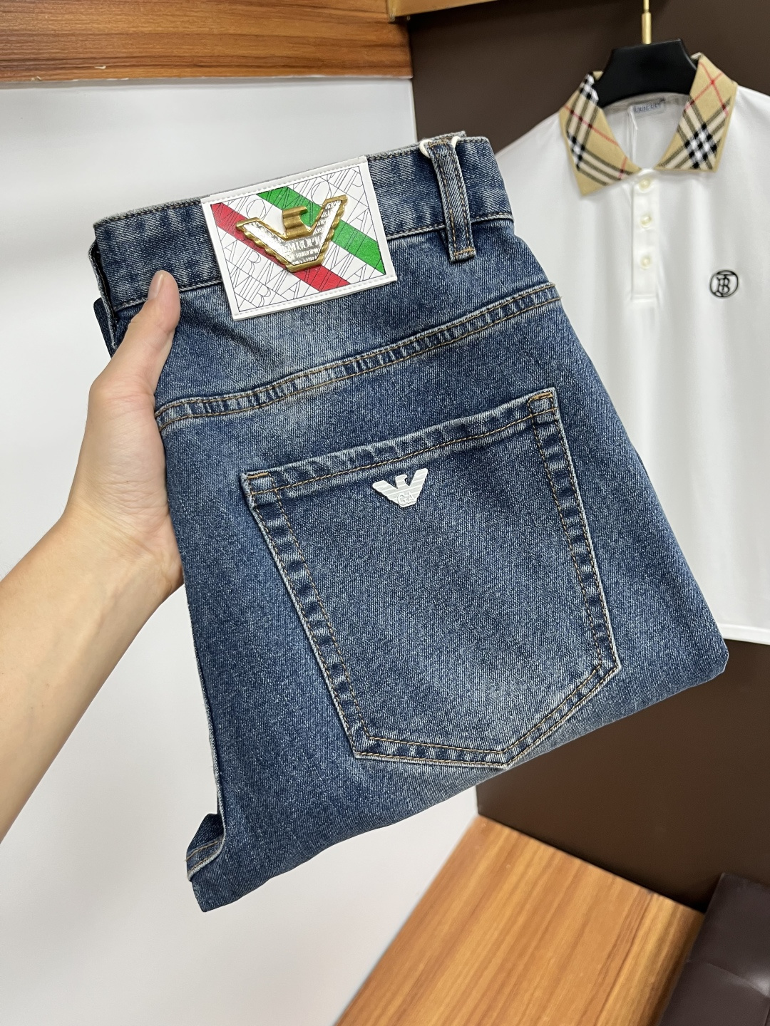 NO:531792,Armani [New autumn products] European station men's business casual jeans When business meets casual, when classic collides fashion, in autumn, we bring you a brand new European station men's business casual jeans!  Selected high-quality fabrics, soft and comfortable, and breathable, allowing you to remain refreshing and comfortable during busy working days. The design is simple without losing style, perfectly blending business and leisure elements, whether in office or weekend parties, you can easily control it and show your unique taste. Meet your outfit needs in different occasions and make your wardrobe rejuvenate. QDK slim tailoring, fits your body, highlights the uprightness and confidence of men. The details show ingenuity, and each stitch has been carefully polished to ensure quality and comfort coexist. Size 29-40,,armani,jeans,alexander wang19860909阿玛尼【秋季新品】欧洲站男士商务休闲牛仔裤 当商务遇上休闲,当经典碰撞时尚,年秋季,我们为您带来全新欧洲站男士商务休闲牛仔裤！ 精选高品质面料,柔软舒适,透气性极佳,让您在繁忙的工作日中依然保持清爽与自在. 设计简约而不失格调,完美融合商务与休闲元素,无论是办公室还是周末聚会,都能轻松驾驭,展现您的独特品味. 满足您不同场合的穿搭需求,让您的衣橱焕发新生.QDK 修身剪裁,贴合身形,凸显男士的挺拔与自信.细节之处彰显匠心,每一个针脚都经过精心打磨,确保品质与舒适并存. 尺码29-40,,armani,jeans,alexander wang,Men's clothing