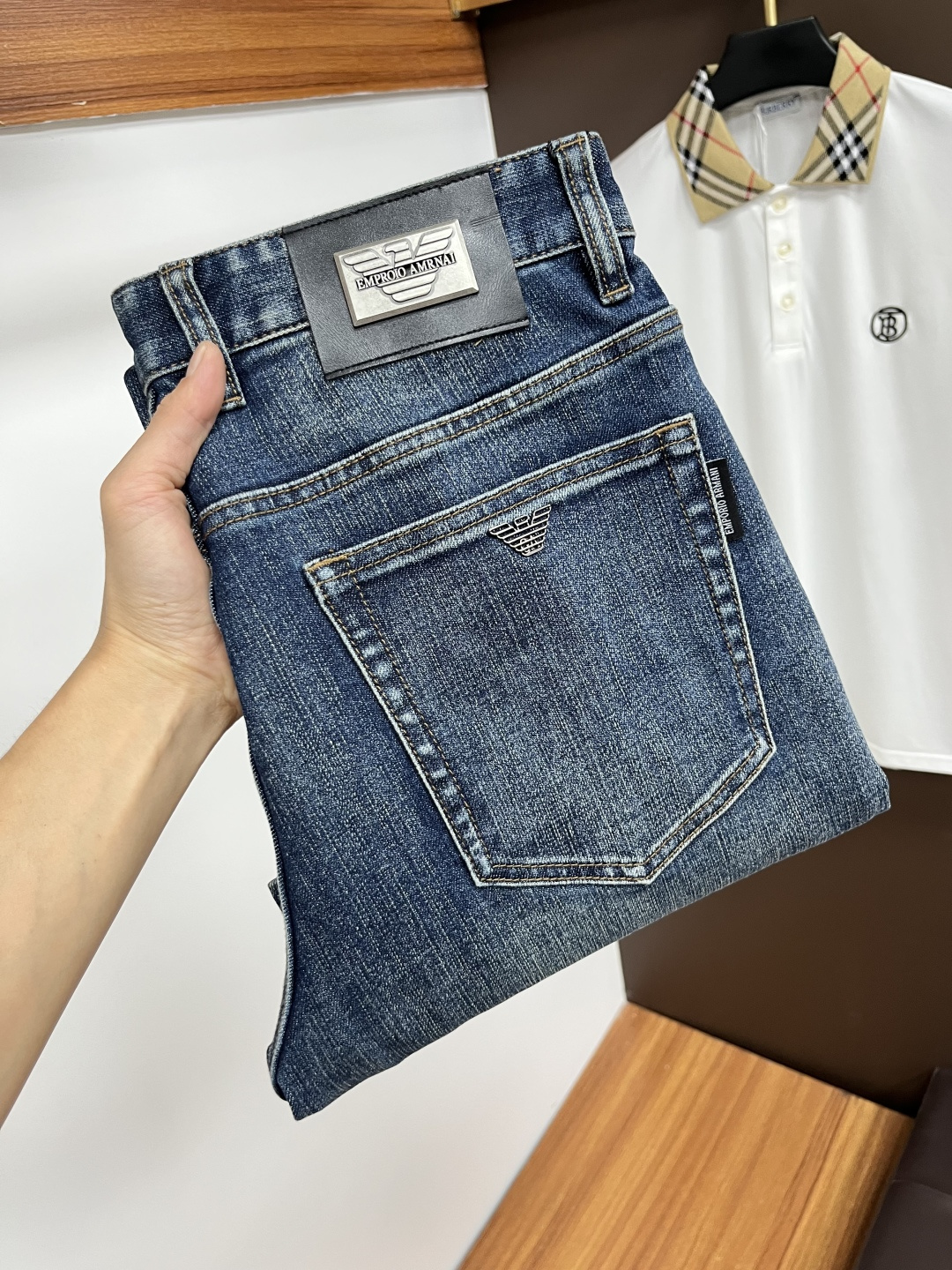 NO:530665,Armani [New Autumn 2025] European station men's business casual jeans When business meets casual, when classic collides fashion, in autumn 2025, we bring you a brand new European station men's business casual jeans!  Selected high-quality fabrics, soft and comfortable, and breathable, allowing you to remain refreshing and comfortable during busy working days. The design is simple without losing style, perfectly blending business and leisure elements, whether in office or weekend parties, you can easily control it and show your unique taste. Meet your outfit needs in different occasions and make your wardrobe rejuvenate. QDK slim tailoring, fits your body, highlights the uprightness and confidence of men. The details show ingenuity, and each stitch has been carefully polished to ensure quality and comfort coexist. Size 29-40,,armani,jeans,alexander wang19860909阿玛尼【2025秋季新品】欧洲站男士商务休闲牛仔裤 当商务遇上休闲,当经典碰撞时尚,2025年秋季,我们为您带来全新欧洲站男士商务休闲牛仔裤！ 精选高品质面料,柔软舒适,透气性极佳,让您在繁忙的工作日中依然保持清爽与自在. 设计简约而不失格调,完美融合商务与休闲元素,无论是办公室还是周末聚会,都能轻松驾驭,展现您的独特品味. 满足您不同场合的穿搭需求,让您的衣橱焕发新生.QDK 修身剪裁,贴合身形,凸显男士的挺拔与自信.细节之处彰显匠心,每一个针脚都经过精心打磨,确保品质与舒适并存. 尺码29-40,,armani,jeans,alexander wang,Men's clothing