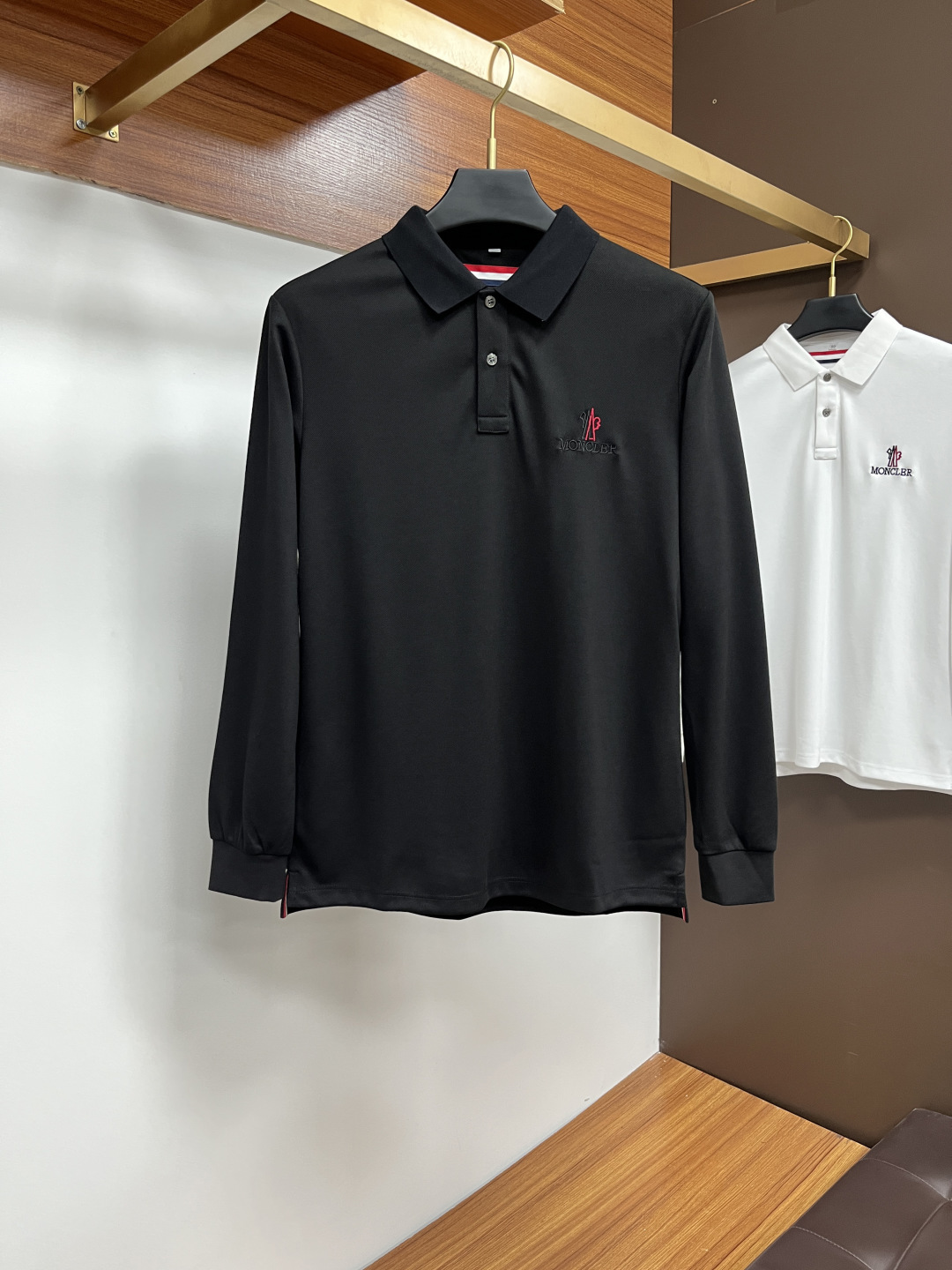 NO:541179,The 2025 autumn exclusively offers the new original single men's Polo long-sleeved high-end customization, high-version, fashionable and versatile, original imported cotton fabric, chest logo pattern design, super soft and delicate, skin-friendly and comfortable to wear, high-end boutique, OEM factory made the ZJ upper body very good, men's essential items, complete three standards, code M-4XL,, Moncler, alexander wang19860909蒙口 2025年秋季独家专供新款原单男士Polo长袖高端定制 高版本 时尚百搭爆款原版进口纯棉面料 胸前logo图案设计 手感超柔软细腻 穿着亲肤舒适 高端精品 代工厂精细做ZJ上身非常赞 男士必备单品 三标齐全 码数M-4XL,,Moncler,alexander wang,Men's clothing