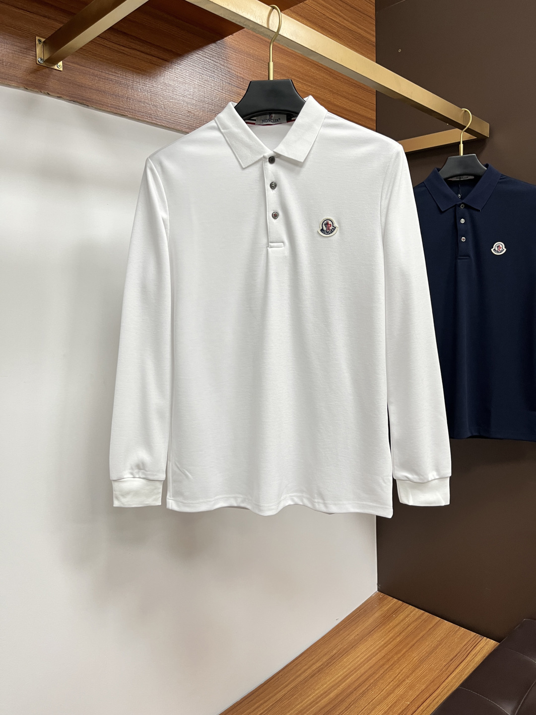 NO:568708,Meng Mouth Exclusively for the fall of 2025, the new original men's Polo long-sleeved high-end customization, high version, fashionable and versatile, original imported pure cotton fabric, logo pattern design on the chest, super soft and delicate feel, skin-friendly and comfortable to wear, high-end boutique, the ZJ upper body made by the factory is very good, a must-have item for men, complete with three standards, size M-4XL,, Moncler, alexander wang19860909蒙口 2025年秋季独家专供新款原单男士Polo长袖高端定制 高版本 时尚百搭爆款原版进口纯棉面料 胸前logo图案设计 手感超柔软细腻 穿着亲肤舒适 高端精品 代工厂精细做ZJ上身非常赞 男士必备单品 三标齐全 码数M-4XL,,Moncler,alexander wang,Men's clothing