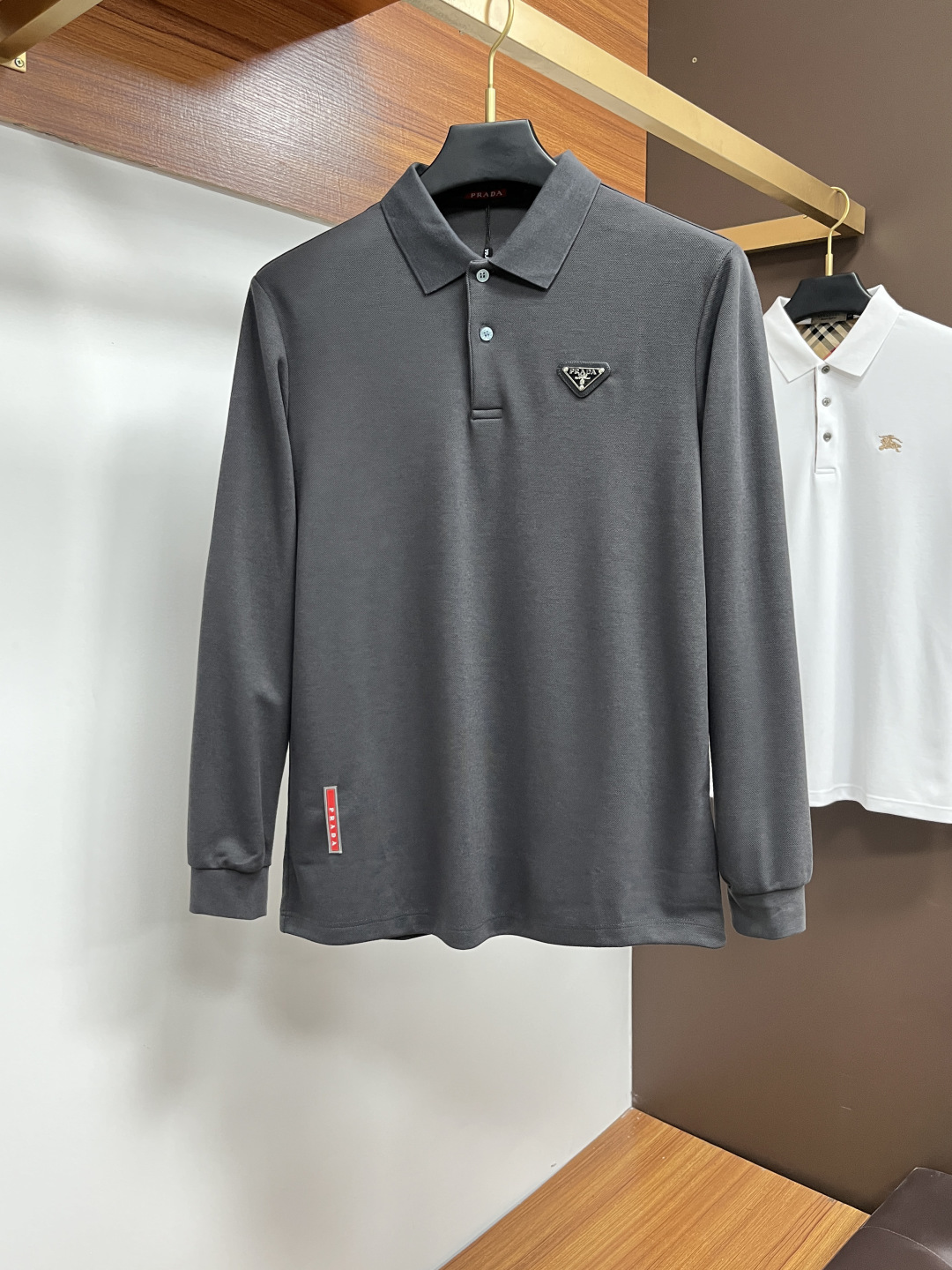 NO:541176,Prada is exclusively available for the new original single men's Polo long-sleeved high-end customization in autumn 2025. High-version. Fashionable and versatile and popular original imported cotton fabric. Chest logo pattern design. Super soft and delicate touch. Comfortable skin-friendly and comfortable to wear. High-end boutique. OEM factory made the ZJ upper body very good. Men's must-have items. Complete three standards. Number of codes M-4XL, prada, alexander wang.19860909普拉达 2025年秋季独家专供新款原单男士Polo长袖高端定制 高版本 时尚百搭爆款原版进口纯棉面料 胸前logo图案设计 手感超柔软细腻 穿着亲肤舒适 高端精品 代工厂精细做ZJ上身非常赞 男士必备单品 三标齐全 码数M-4XL,,prada,alexander wang,Men's clothing