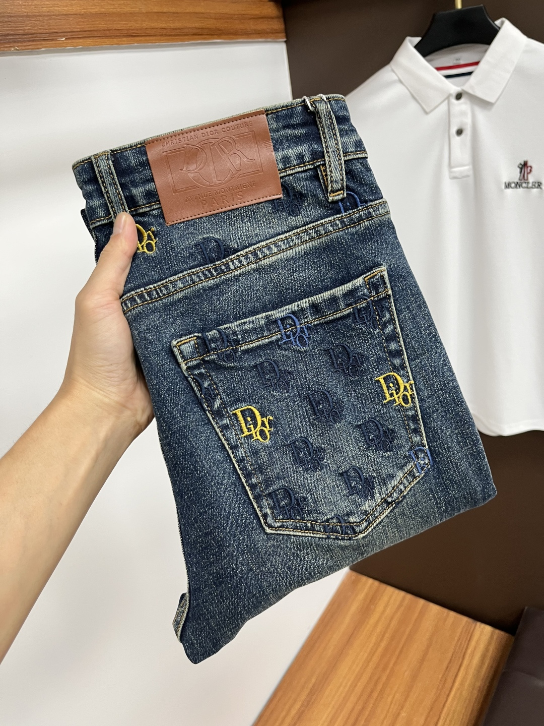 NO:571752,Dior [2025 Autumn New Product] European Station Men's Business Casual Jeans When business meets leisure, when classics collide with fashion, in the autumn of 2025, we bring you new European station men's business casual jeans!  Selected high-quality fabrics are soft, comfortable, and highly breathable, allowing you to stay fresh and comfortable during a busy workday. The design is simple yet stylish, perfectly blending business and leisure elements. Whether it is the office or a weekend party, you can easily control it and show your unique taste. Meet your dressing needs for different occasions and rejuvenate your wardrobe. QDK  Slim tailoring fits the body shape, highlighting a man's erectness and confidence. The details show ingenuity, and every stitch is carefully polished to ensure both quality and comfort. Sizes 29-40, dior, jeans, alexander wang19860909迪奥【2025秋季新品】欧洲站男士商务休闲牛仔裤 当商务遇上休闲,当经典碰撞时尚,2025年秋季,我们为您带来全新欧洲站男士商务休闲牛仔裤！ 精选高品质面料,柔软舒适,透气性极佳,让您在繁忙的工作日中依然保持清爽与自在. 设计简约而不失格调,完美融合商务与休闲元素,无论是办公室还是周末聚会,都能轻松驾驭,展现您的独特品味. 满足您不同场合的穿搭需求,让您的衣橱焕发新生.QDK 修身剪裁,贴合身形,凸显男士的挺拔与自信.细节之处彰显匠心,每一个针脚都经过精心打磨,确保品质与舒适并存. 尺码29-40,,dior,jeans,alexander wang,Men's clothing