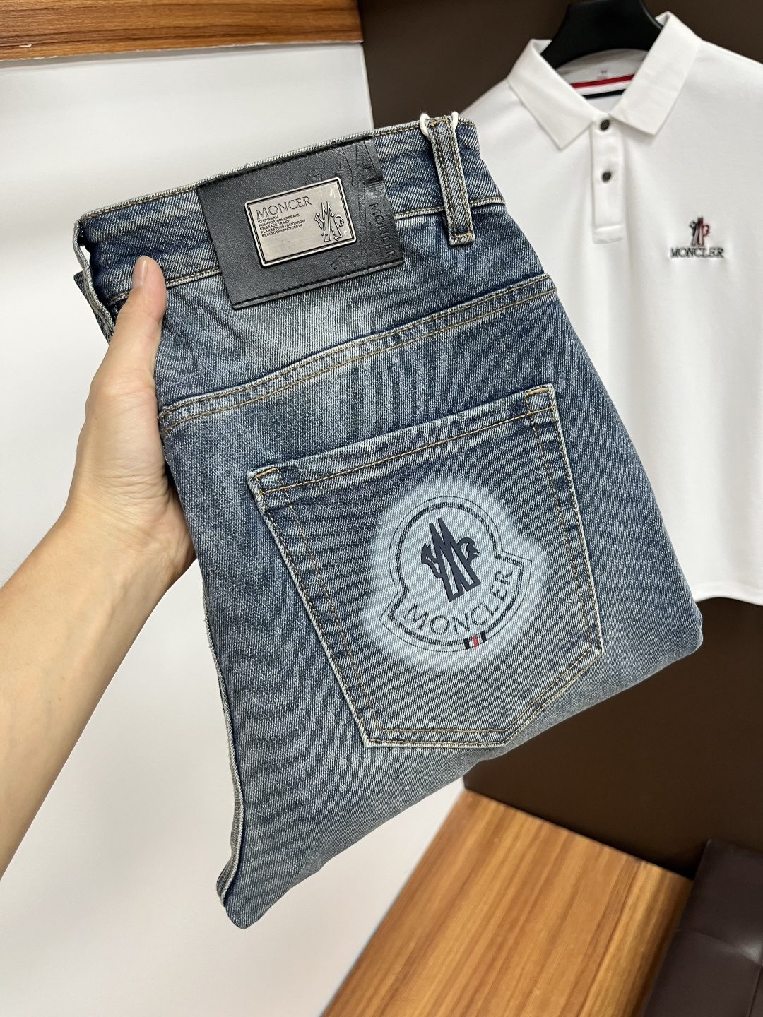 NO:571754,Mengkou [2025 Autumn New Product] European Station Men's Business Casual Jeans When business meets leisure, when classics collide with fashion, in the autumn of 2025, we bring you new European station men's business casual jeans!  Selected high-quality fabrics are soft, comfortable, and highly breathable, allowing you to stay fresh and comfortable during a busy workday. The design is simple yet stylish, perfectly blending business and leisure elements. Whether it is the office or a weekend party, you can easily control it and show your unique taste. Meet your dressing needs for different occasions and rejuvenate your wardrobe. QDK  Slim tailoring fits the body shape, highlighting a man's erectness and confidence. The details show ingenuity, and every stitch is carefully polished to ensure both quality and comfort. Sizes 29-40,,Moncler,jeans,alexander wang19860909蒙口【2025秋季新品】欧洲站男士商务休闲牛仔裤 当商务遇上休闲,当经典碰撞时尚,2025年秋季,我们为您带来全新欧洲站男士商务休闲牛仔裤！ 精选高品质面料,柔软舒适,透气性极佳,让您在繁忙的工作日中依然保持清爽与自在. 设计简约而不失格调,完美融合商务与休闲元素,无论是办公室还是周末聚会,都能轻松驾驭,展现您的独特品味. 满足您不同场合的穿搭需求,让您的衣橱焕发新生.QDK 修身剪裁,贴合身形,凸显男士的挺拔与自信.细节之处彰显匠心,每一个针脚都经过精心打磨,确保品质与舒适并存. 尺码29-40,,Moncler,jeans,alexander wang,Men's clothing