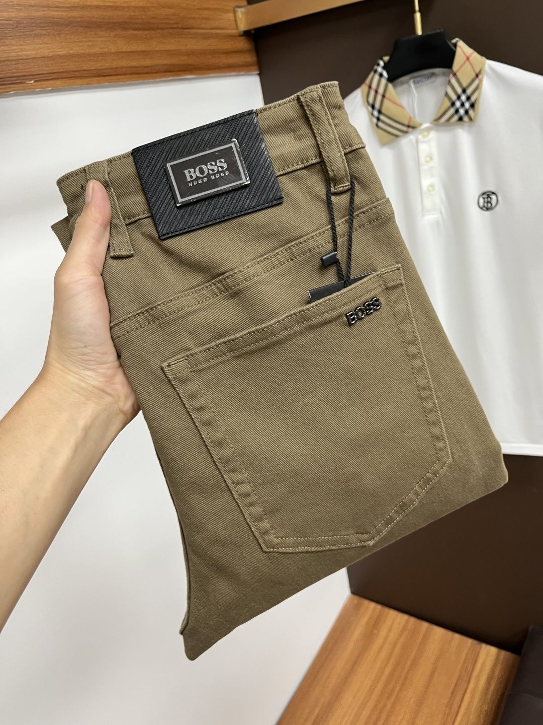 NO:539159,BOSS [New Products for 2025 Autumn] European Station Men's Business Casual Jeans When business meets casualness, when classic collides fashion, in autumn 2025, we bring you a brand new European Station Men's Business Casual Jeans!  Selected high-quality fabrics, soft and comfortable, and breathable, allowing you to remain refreshing and comfortable during busy working days. The design is simple without losing style, perfectly blending business and leisure elements, whether in office or weekend parties, you can easily control it and show your unique taste. Meet your outfit needs in different occasions and make your wardrobe rejuvenate. QDK slim tailoring, fits your body, highlights the uprightness and confidence of men. The details show ingenuity, and each stitch has been carefully polished to ensure quality and comfort coexist. Size 29-40,,jeans,alexander wang19860909BOSS【2025秋季新品】欧洲站男士商务休闲牛仔裤 当商务遇上休闲,当经典碰撞时尚,2025年秋季,我们为您带来全新欧洲站男士商务休闲牛仔裤！ 精选高品质面料,柔软舒适,透气性极佳,让您在繁忙的工作日中依然保持清爽与自在. 设计简约而不失格调,完美融合商务与休闲元素,无论是办公室还是周末聚会,都能轻松驾驭,展现您的独特品味. 满足您不同场合的穿搭需求,让您的衣橱焕发新生.QDK 修身剪裁,贴合身形,凸显男士的挺拔与自信.细节之处彰显匠心,每一个针脚都经过精心打磨,确保品质与舒适并存. 尺码29-40,,jeans,alexander wang,Men's clothing