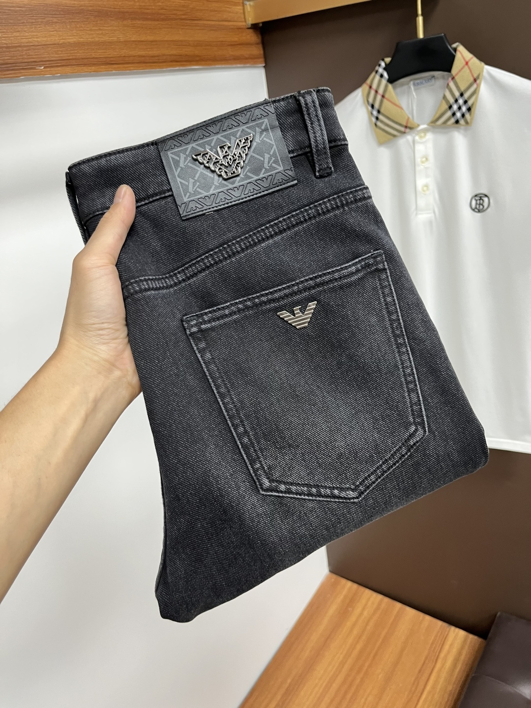 NO:539161,Armani [New Autumn 2025] European station men's business casual jeans When business meets casual, when classic collides fashion, in autumn 2025, we bring you a brand new European station men's business casual jeans!  Selected high-quality fabrics, soft and comfortable, and breathable, allowing you to remain refreshing and comfortable during busy working days. The design is simple without losing style, perfectly blending business and leisure elements, whether in office or weekend parties, you can easily control it and show your unique taste. Meet your outfit needs in different occasions and make your wardrobe rejuvenate. QDK slim tailoring, fits your body, highlights the uprightness and confidence of men. The details show ingenuity, and each stitch has been carefully polished to ensure quality and comfort coexist. Size 29-40,,armani,jeans,alexander wang19860909阿玛尼【2025秋季新品】欧洲站男士商务休闲牛仔裤 当商务遇上休闲,当经典碰撞时尚,2025年秋季,我们为您带来全新欧洲站男士商务休闲牛仔裤！ 精选高品质面料,柔软舒适,透气性极佳,让您在繁忙的工作日中依然保持清爽与自在. 设计简约而不失格调,完美融合商务与休闲元素,无论是办公室还是周末聚会,都能轻松驾驭,展现您的独特品味. 满足您不同场合的穿搭需求,让您的衣橱焕发新生.QDK 修身剪裁,贴合身形,凸显男士的挺拔与自信.细节之处彰显匠心,每一个针脚都经过精心打磨,确保品质与舒适并存. 尺码29-40,,armani,jeans,alexander wang,Men's clothing