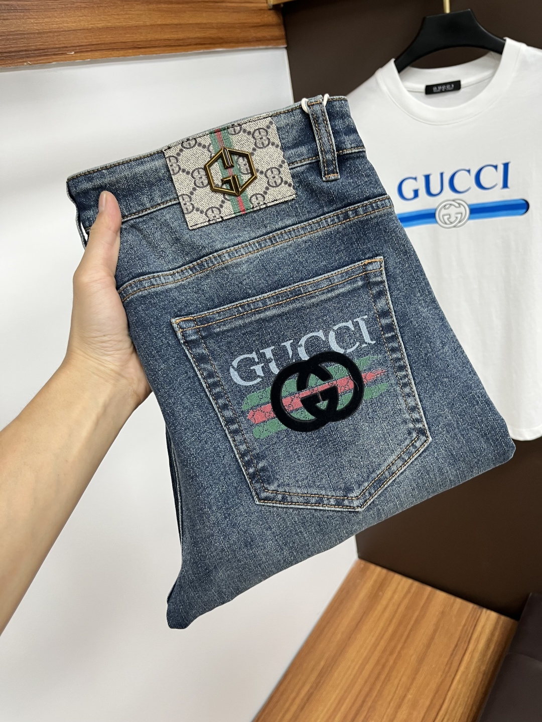 NO:524284,Guqi [New autumn products] European station men's business casual jeans When business meets casual, when classic collides fashion, in autumn, we bring you a brand new European station men's business casual jeans!  Selected high-quality fabrics, soft and comfortable, and breathable, allowing you to remain refreshing and comfortable during busy working days. The design is simple without losing style, perfectly blending business and leisure elements, whether in office or weekend parties, you can easily control it and show your unique taste. Meet your outfit needs in different occasions and make your wardrobe rejuvenate. QDK slim tailoring, fits your body, highlights the uprightness and confidence of men. The details show ingenuity, and each stitch has been carefully polished to ensure quality and comfort coexist. Size 29-40,,jeans,alexander wang19860909古奇【秋季新品】欧洲站男士商务休闲牛仔裤 当商务遇上休闲,当经典碰撞时尚,年秋季,我们为您带来全新欧洲站男士商务休闲牛仔裤！ 精选高品质面料,柔软舒适,透气性极佳,让您在繁忙的工作日中依然保持清爽与自在. 设计简约而不失格调,完美融合商务与休闲元素,无论是办公室还是周末聚会,都能轻松驾驭,展现您的独特品味. 满足您不同场合的穿搭需求,让您的衣橱焕发新生.QDK 修身剪裁,贴合身形,凸显男士的挺拔与自信.细节之处彰显匠心,每一个针脚都经过精心打磨,确保品质与舒适并存. 尺码29-40,,jeans,alexander wang,Men's clothing