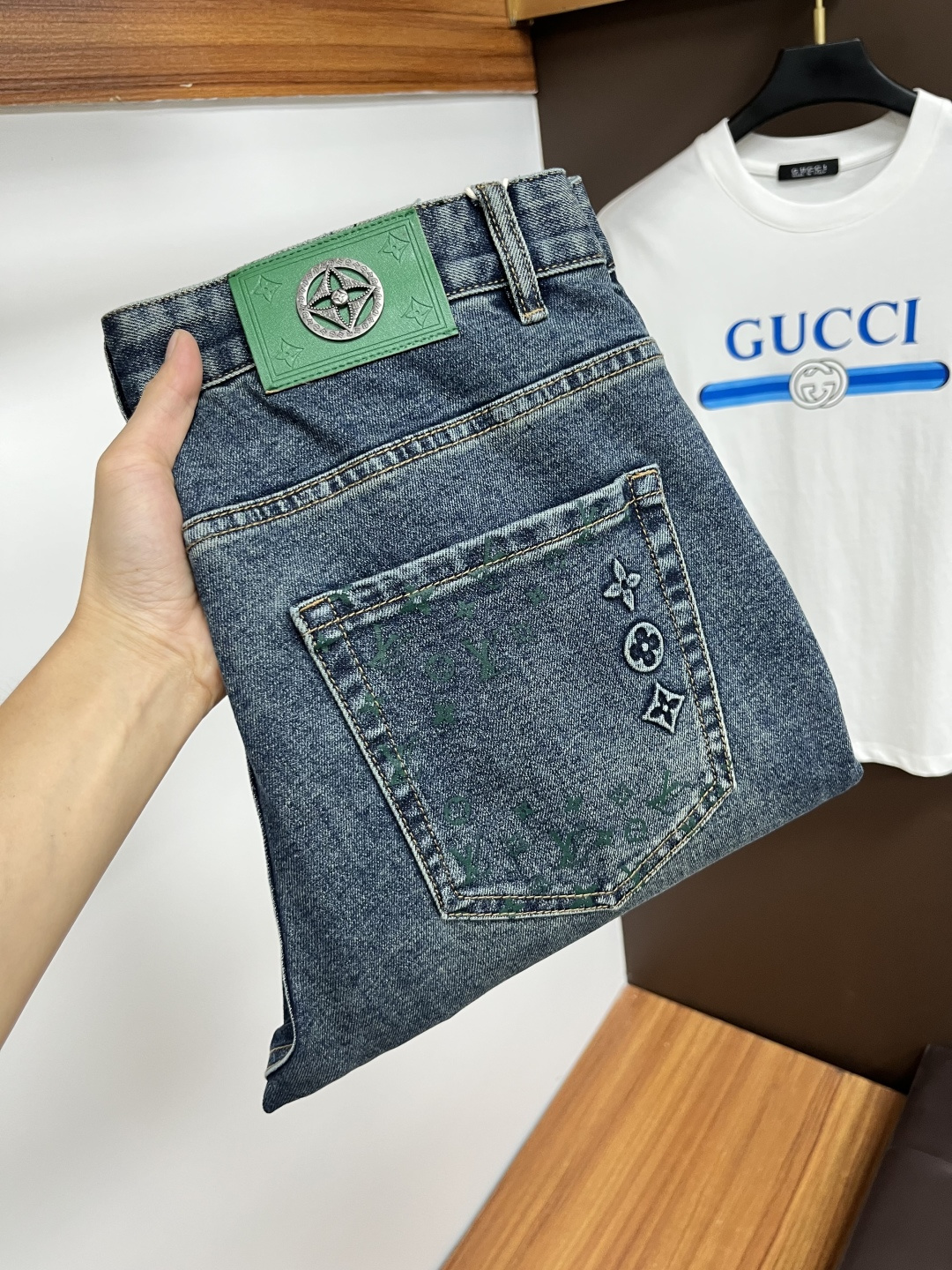 NO:524287,LV [New autumn products] European station men's business casual jeans When business meets casual, when classic collides fashion, in autumn, we bring you a brand new European station men's business casual jeans!  Selected high-quality fabrics, soft and comfortable, and breathable, allowing you to remain refreshing and comfortable during busy working days. The design is simple without losing style, perfectly blending business and leisure elements, whether in office or weekend parties, you can easily control it and show your unique taste. Meet your outfit needs in different occasions and make your wardrobe rejuvenate. QDK slim tailoring, fits the body, highlights the men's uprightness and confidence. The details show craftsmanship, and each stitch has been carefully polished to ensure the coexistence of quality and comfort. Size 29-40,,louis vuitton,jeans,alexander wang19860909LV【秋季新品】欧洲站男士商务休闲牛仔裤 当商务遇上休闲,当经典碰撞时尚,年秋季,我们为您带来全新欧洲站男士商务休闲牛仔裤！ 精选高品质面料,柔软舒适,透气性极佳,让您在繁忙的工作日中依然保持清爽与自在. 设计简约而不失格调,完美融合商务与休闲元素,无论是办公室还是周末聚会,都能轻松驾驭,展现您的独特品味. 满足您不同场合的穿搭需求,让您的衣橱焕发新生.QDK 修身剪裁,贴合身形,凸显男士的挺拔与自信.细节之处彰显匠心,每一个针脚都经过精心打磨,确保品质与舒适并存. 尺码29-40,,louis vuitton,jeans,alexander wang,Men's clothing